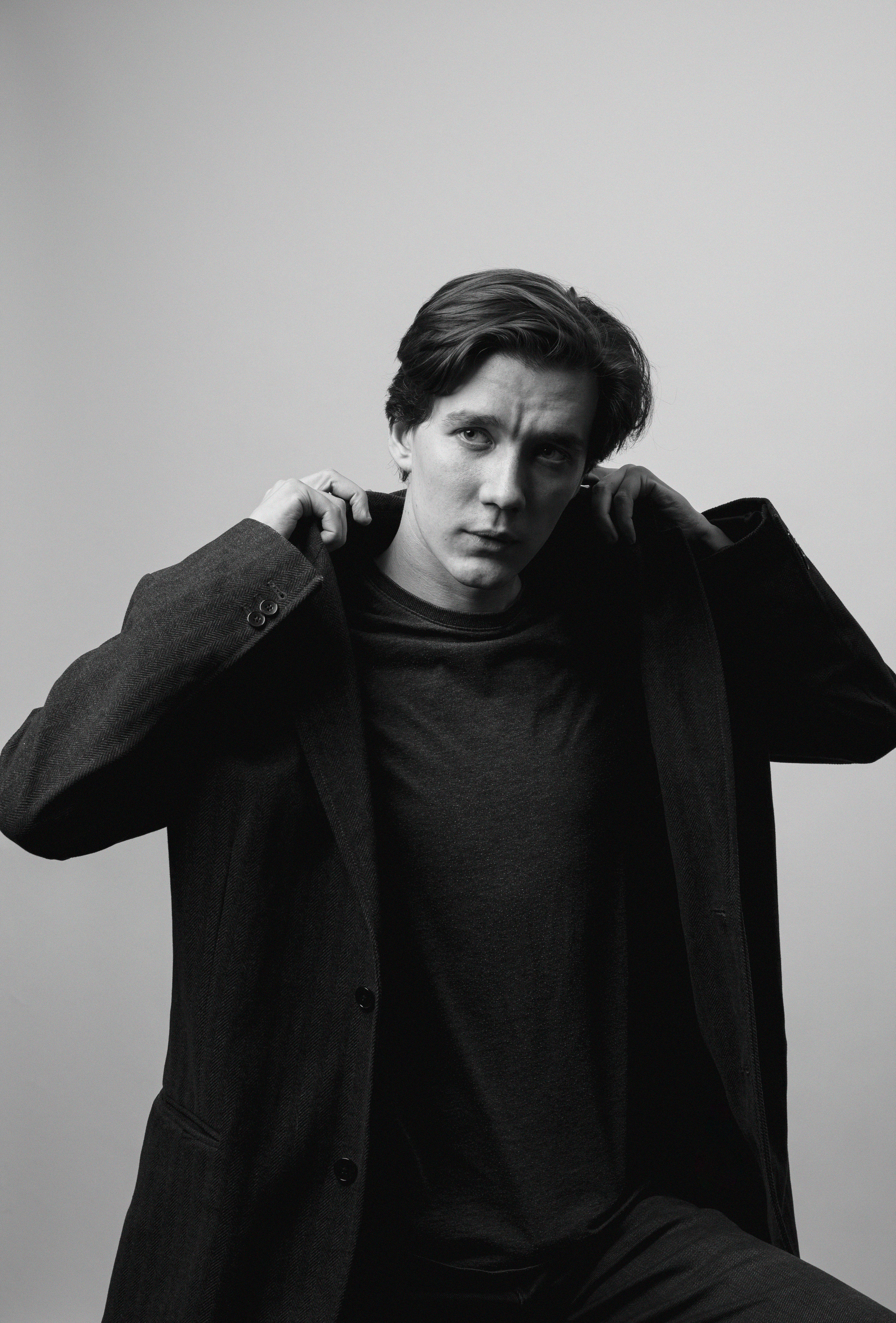 Черно-белое фото для актера театра в студии минимализм в Москве 