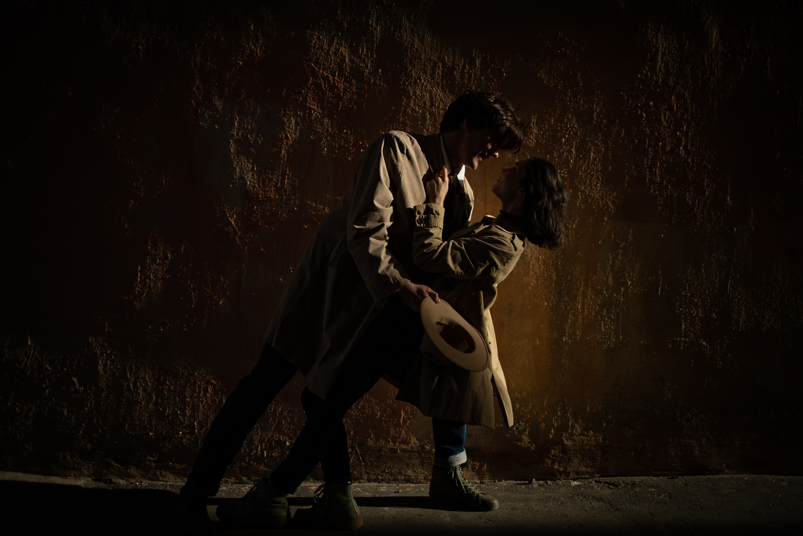 поцелуй влюбленной пары и проникающие лучи солнца на них в городе love Story