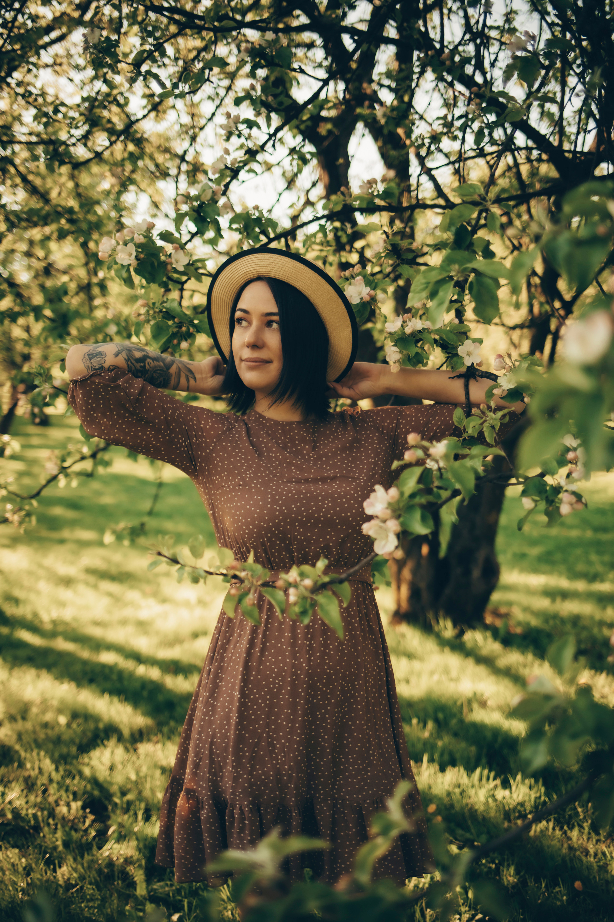 Девушка летняя красивая в яблоневом саду в Коломенском в шляпе