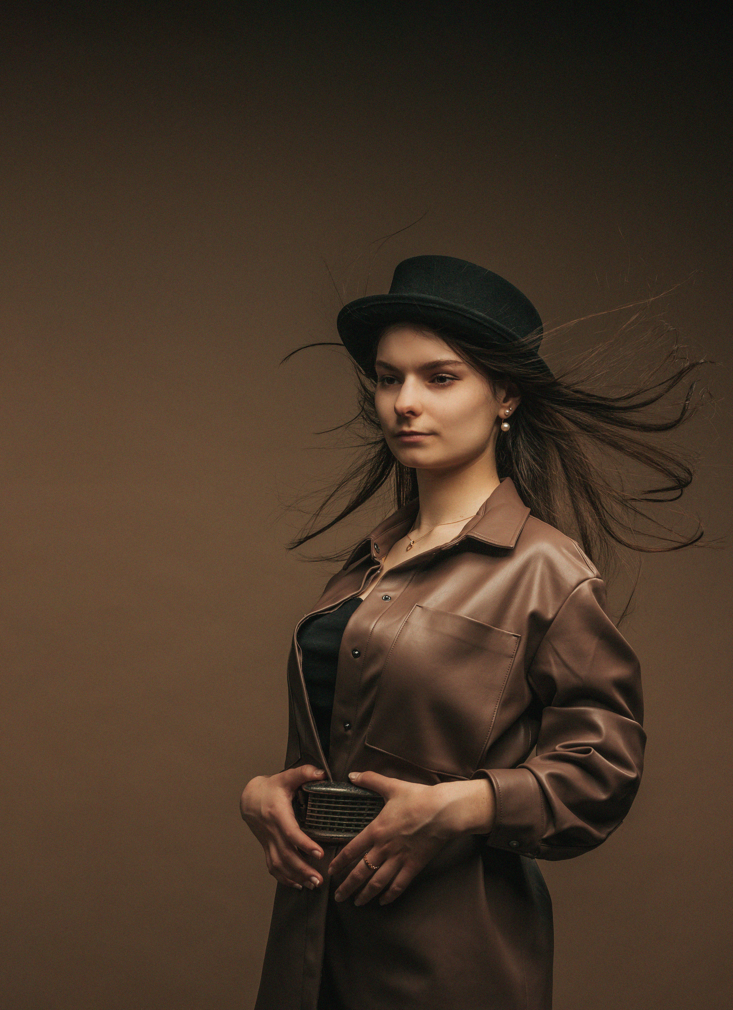 Фотосессия на циклораме девушки с развивающимися волосами 