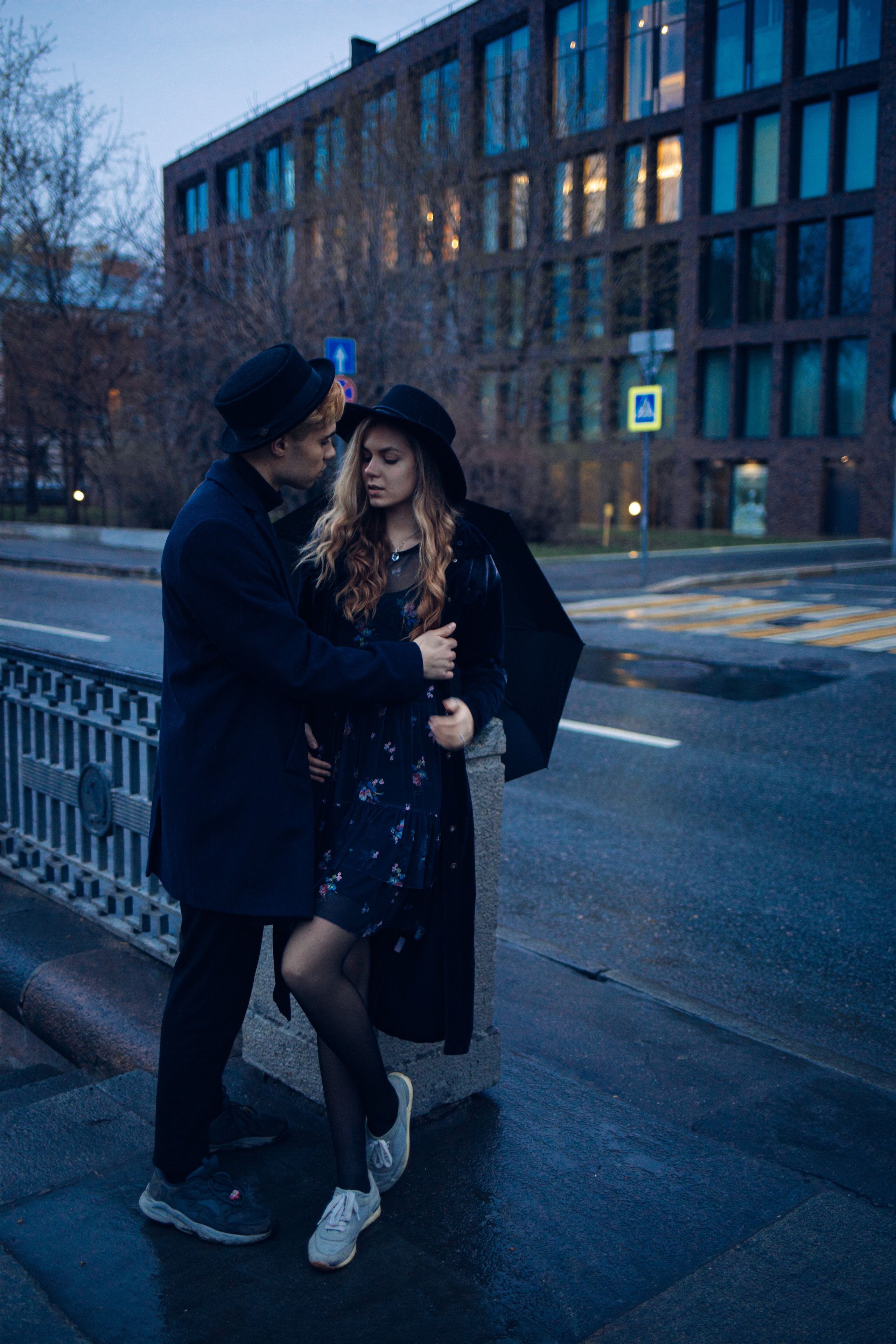 Влюбленная пара обнимается в дождливую погоду в Москве