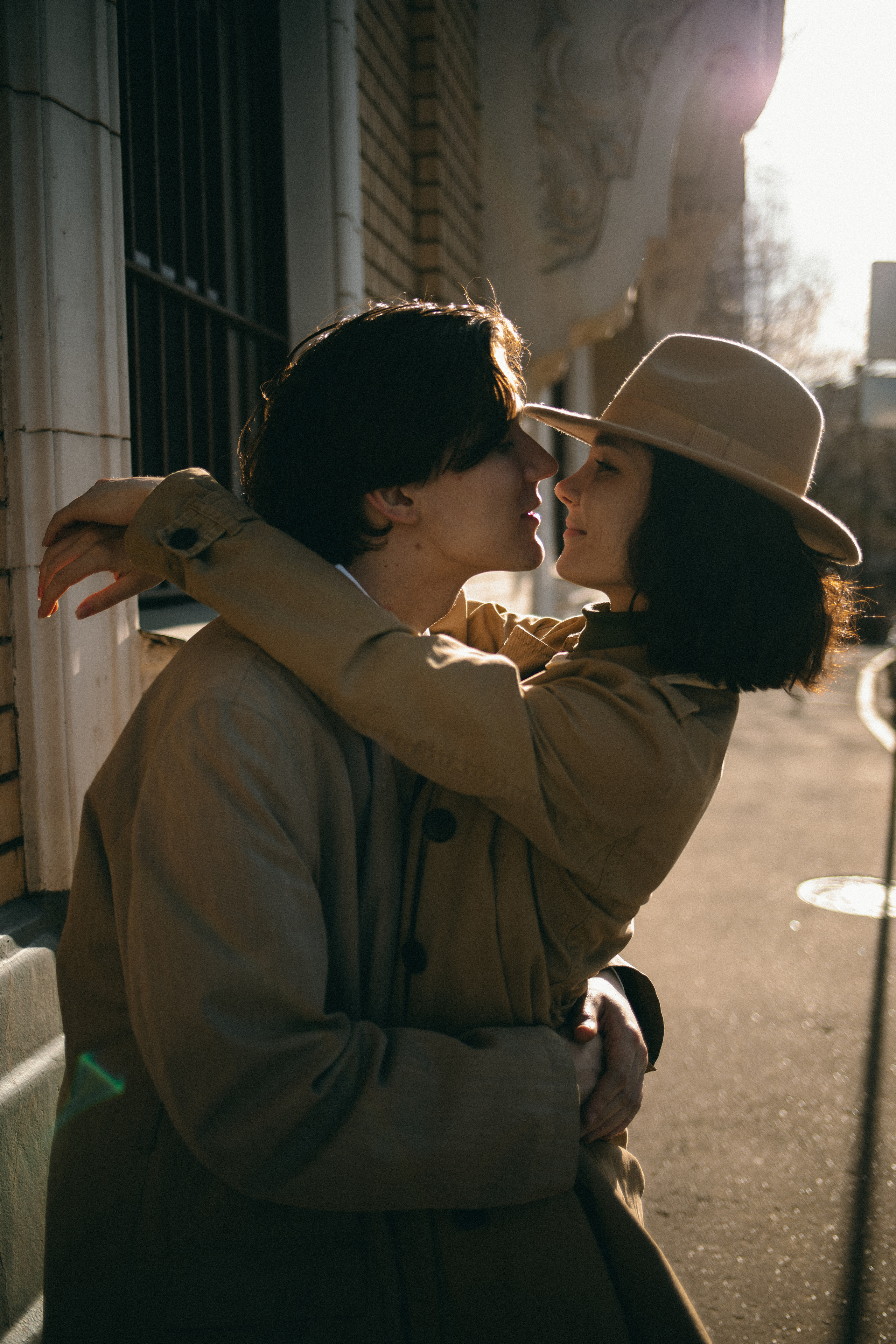  фото влюбленной пары на закате солнца в городе love Story