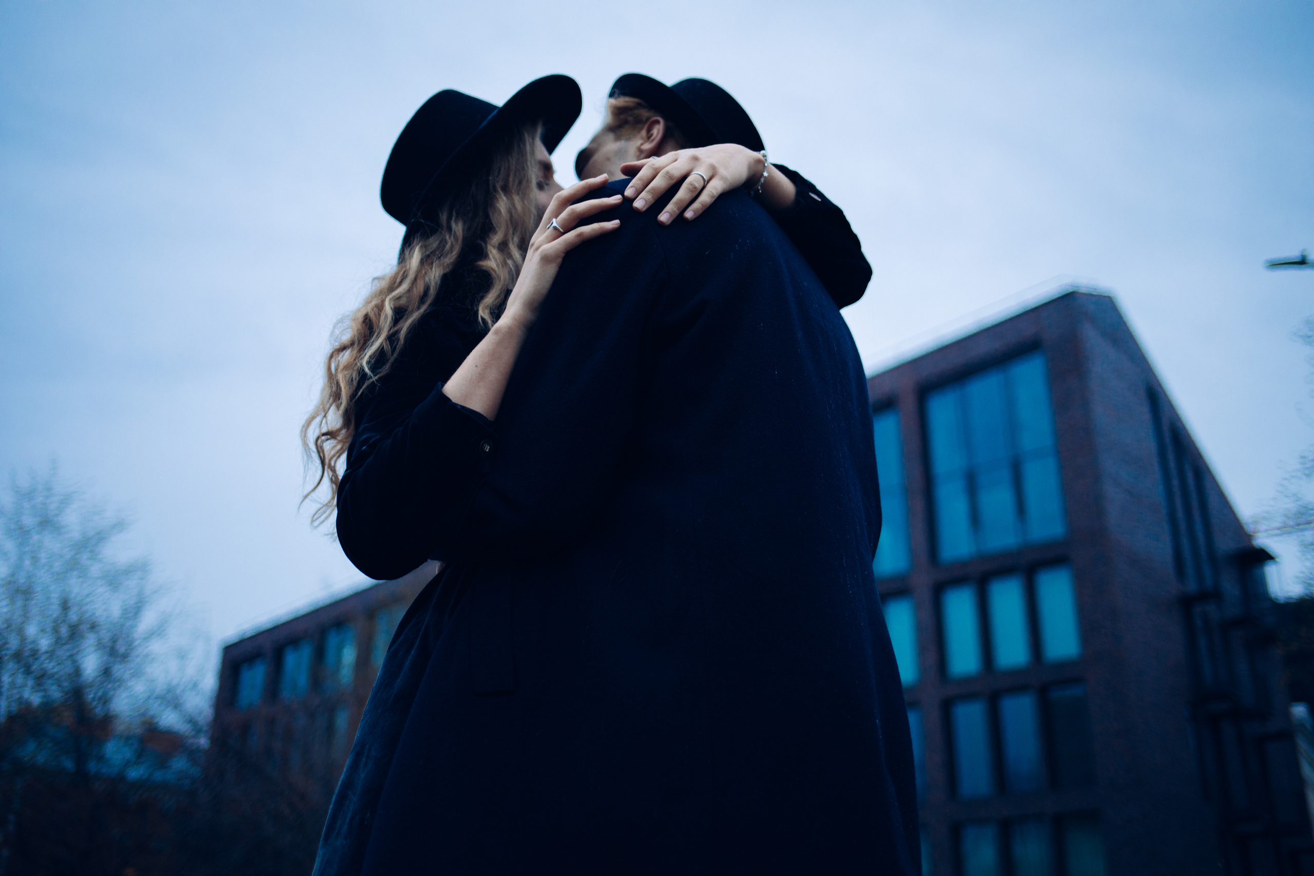 Влюбленная пара обнимается в дождливую погоду в Москве