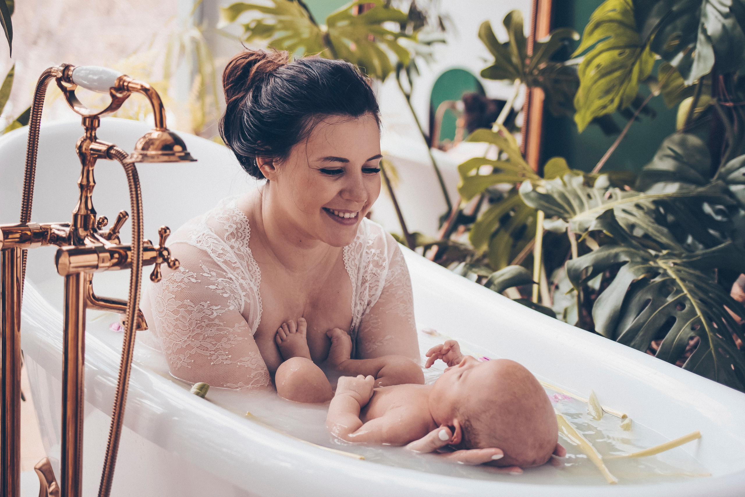 Мама с малышом в ванной купается очень нежно и красиво 