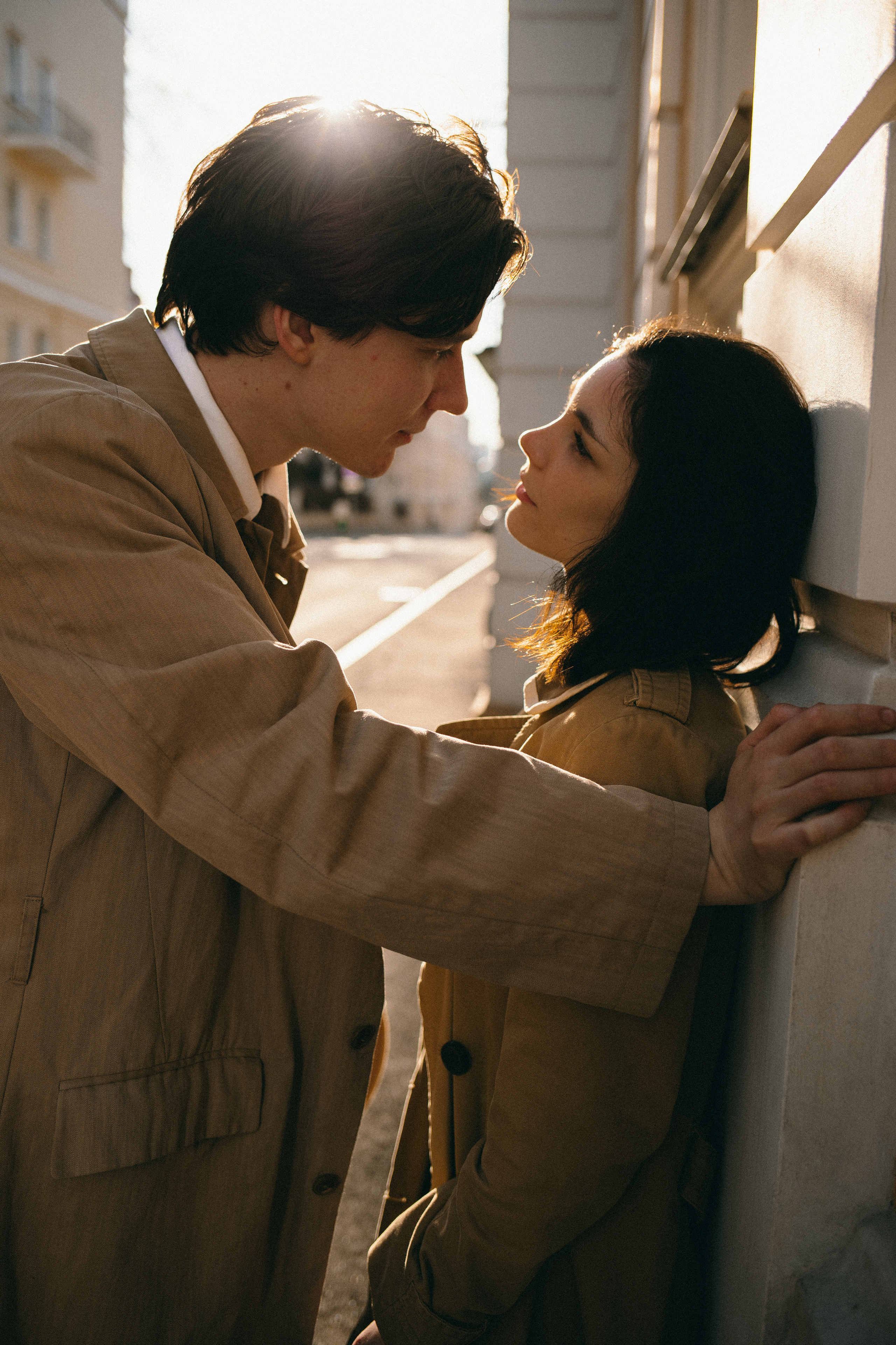  фото влюбленной пары на закате солнца в городе love Story