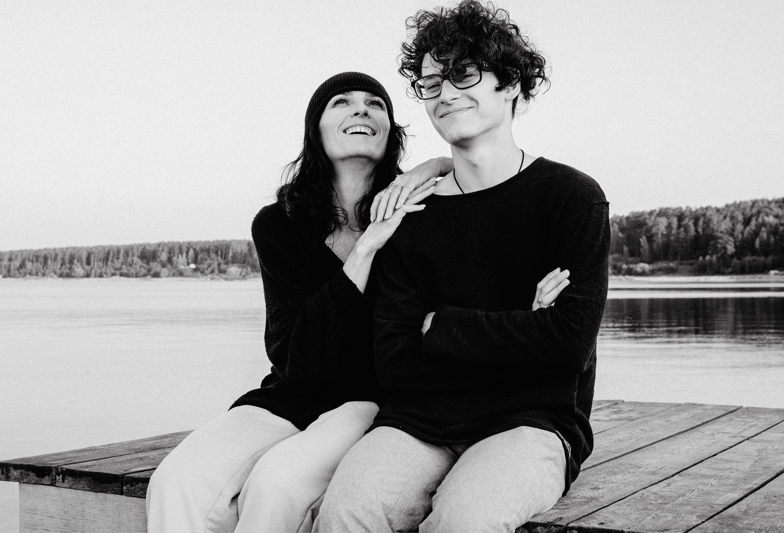 Фотосессия мама и сын — атмосферные кадры на пирсе в Новосибирске