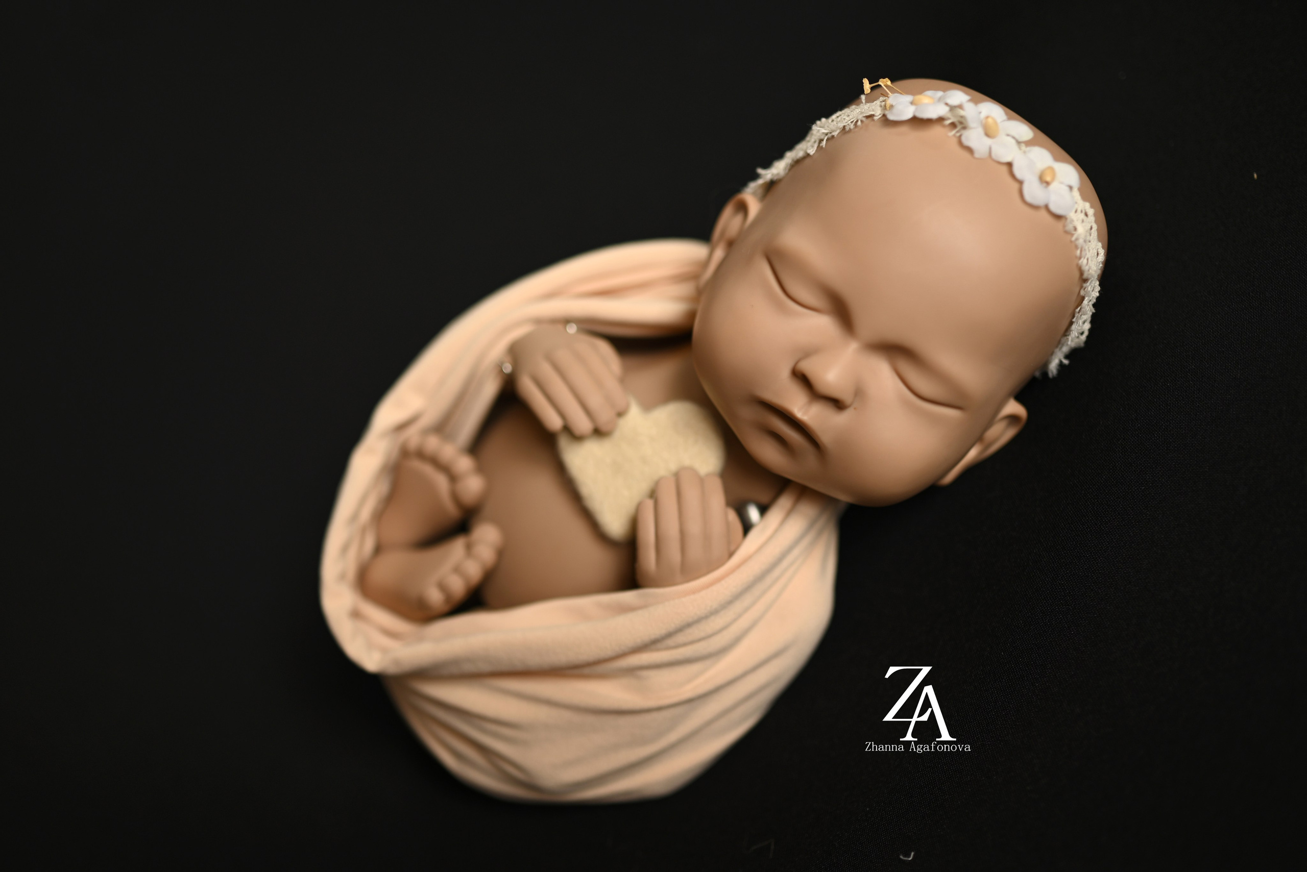 Образы на черном фоне. Newborn42.ru Фотограф новорожденных  г. Кемерово Агафонова Жанна