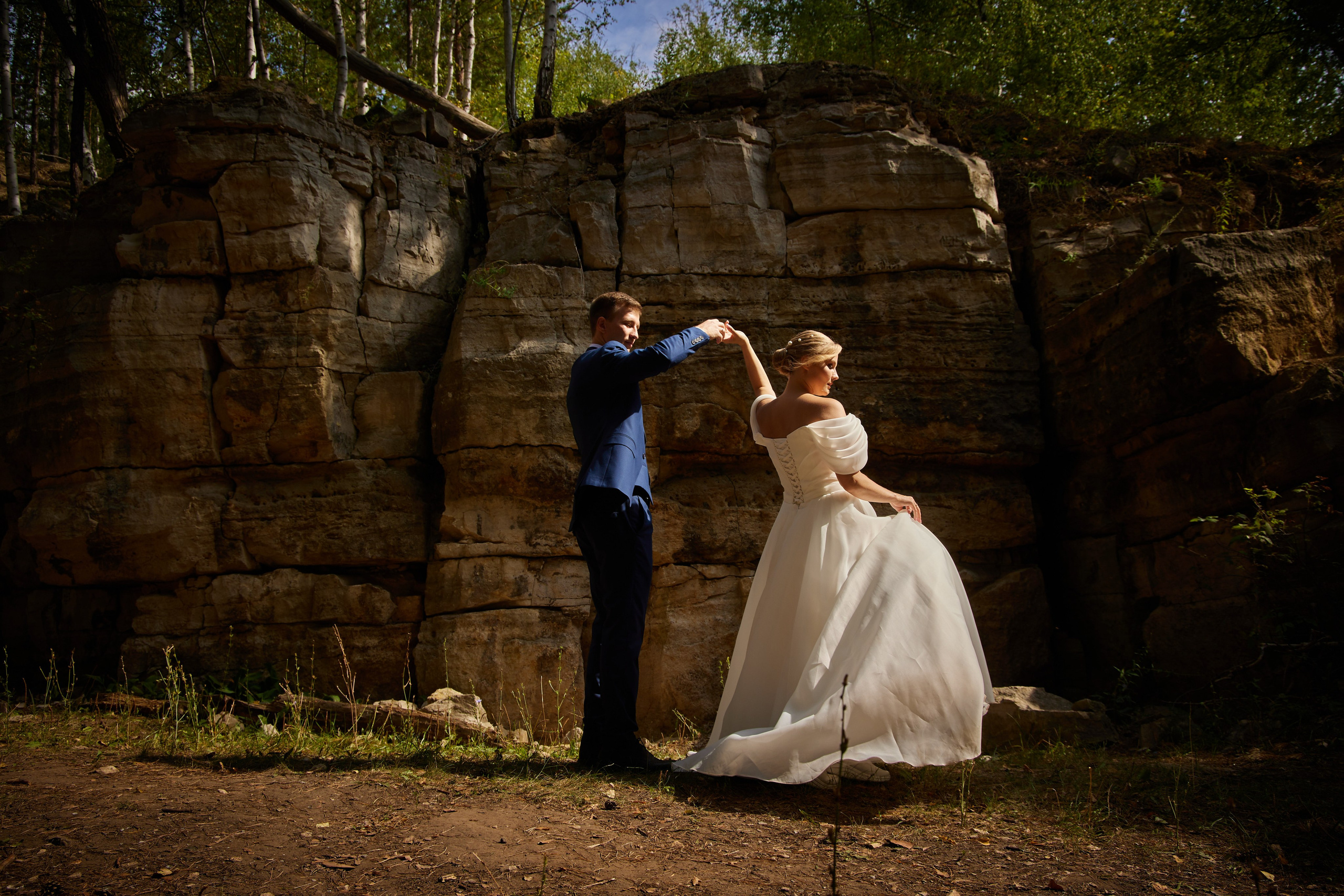 танец жениха и невесты у скал