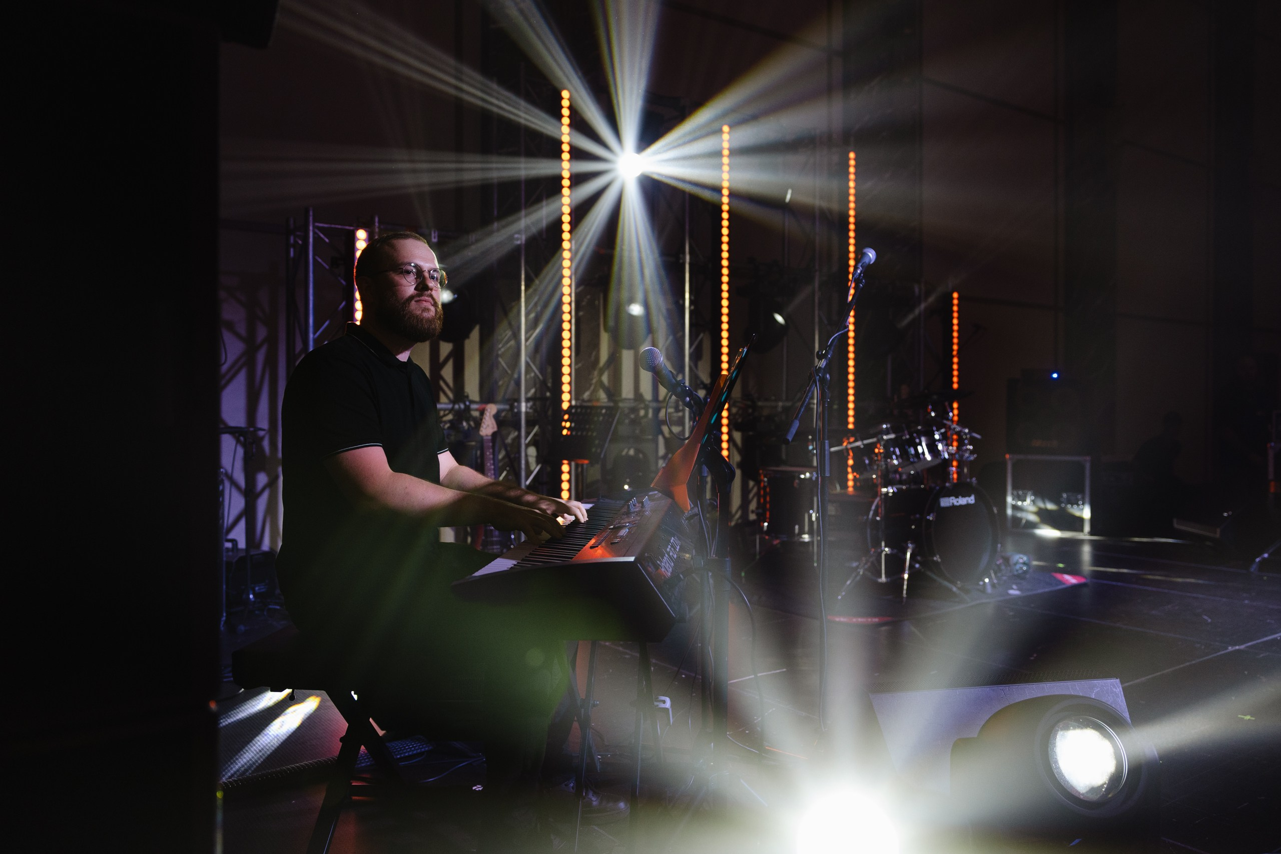 Здравствуйте! Я свадебный фотограф из Ульяновска, работаю в том числе по всей России и с выездом за границу. Снимаю свадьбы, lovestory, корпоративы, светский репортаж. Провожу обучение по фотографии, мастер-классы и воркшопы для других фотографов.