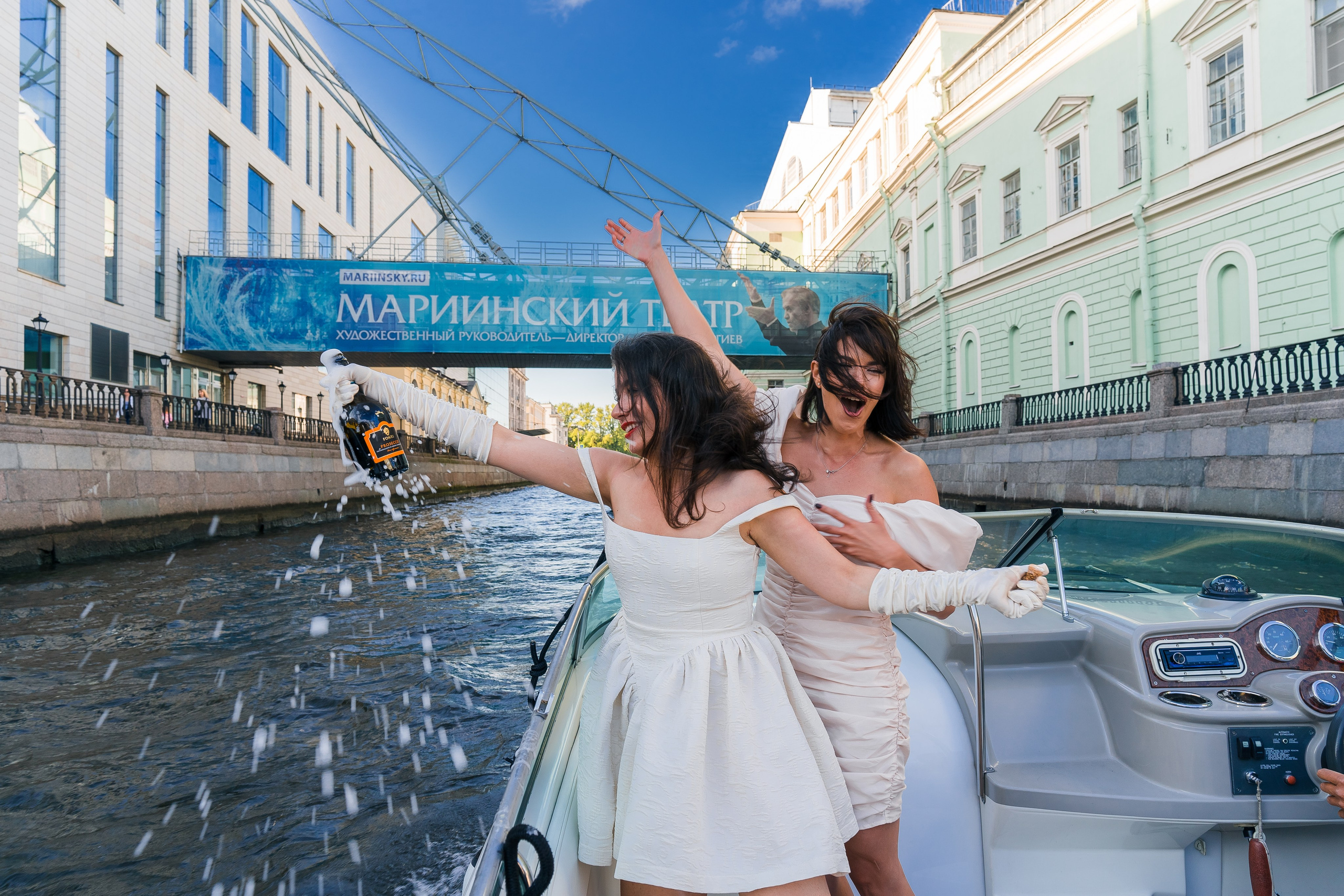 Фотосъемка девичника, встреча девушек, веселые женские портреты