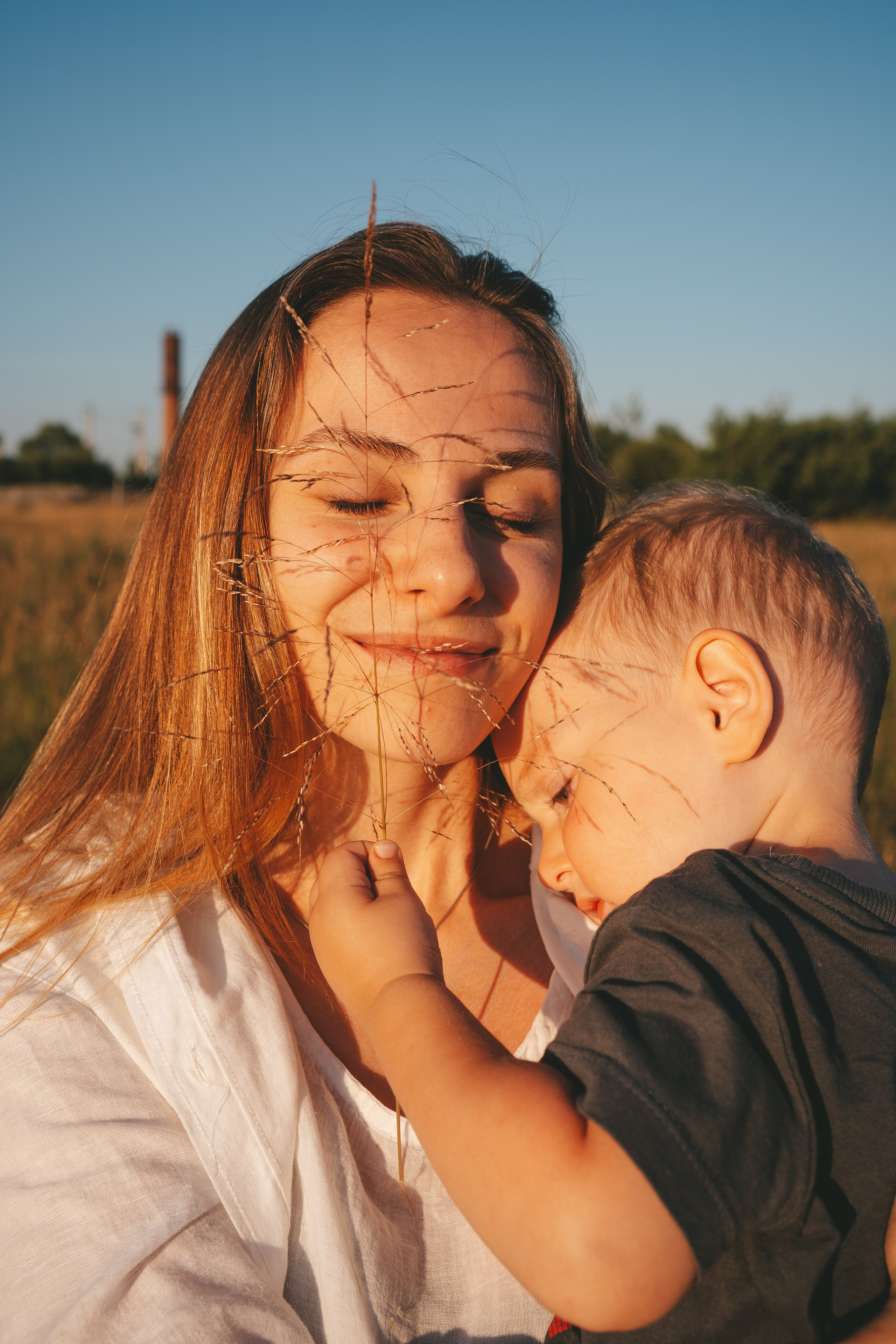 Семейная съемка в поле с ребенком: мама и сын. Фотограф Екатерина Канчалаба