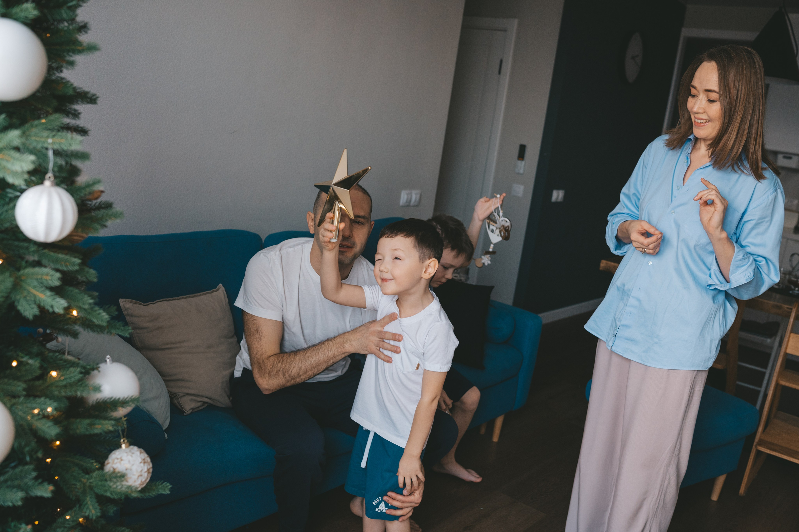 Новогодняя семейная съемка с двумя детьми. Фотограф Екатерина Канчалаба