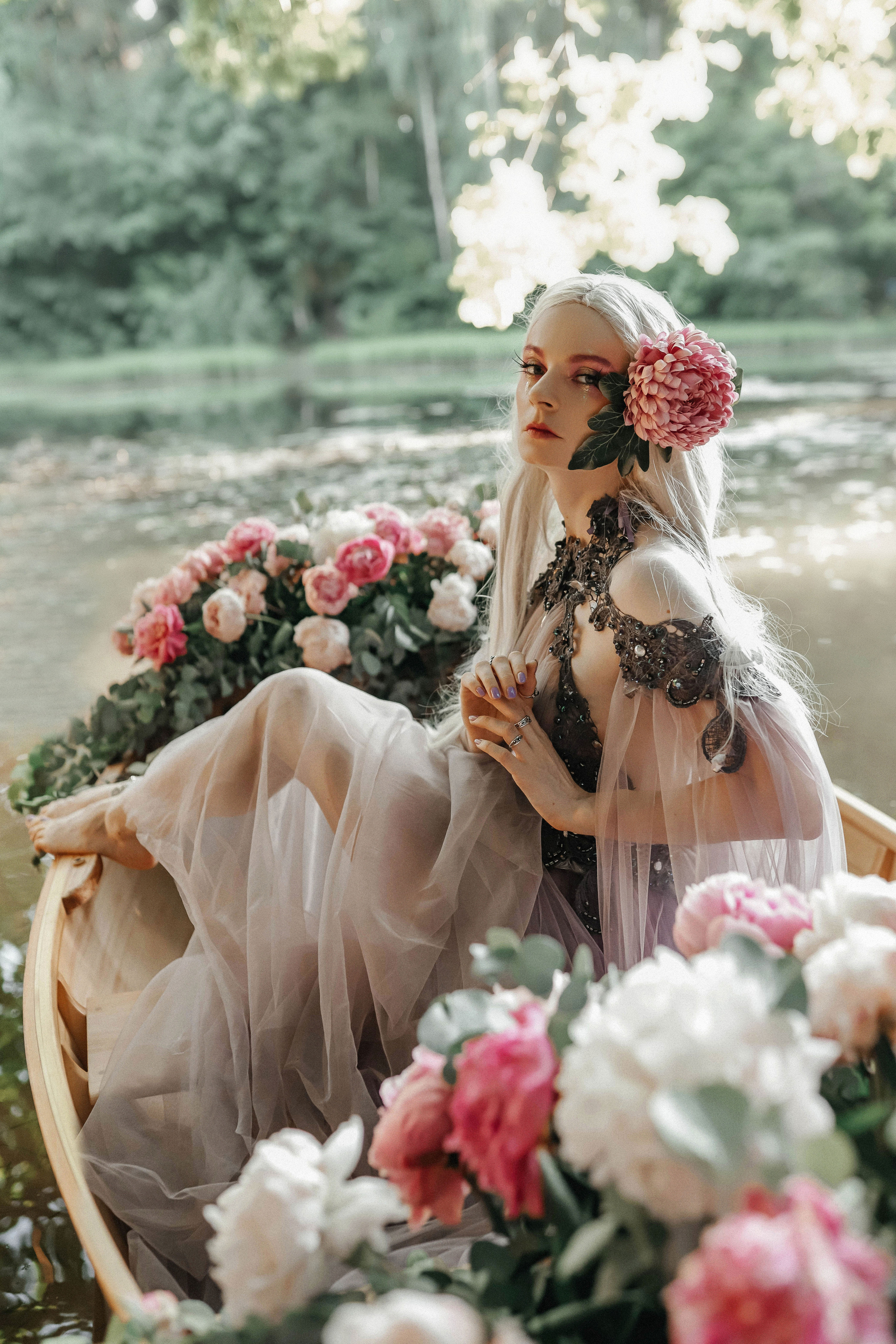 Фотосессия в лодке с цветами в Москве. Свадебный и семейный фотограф в Москве