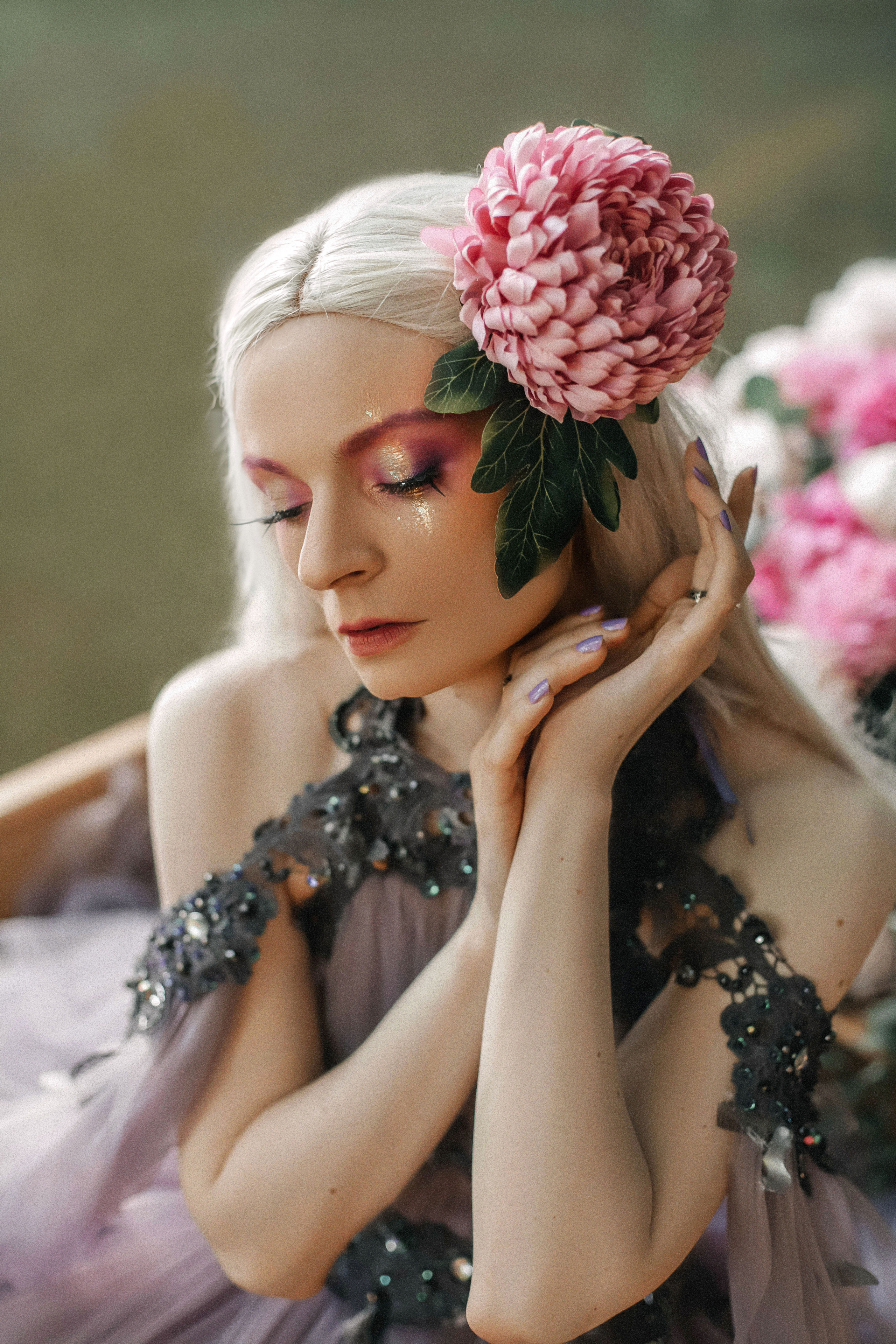 Фотосессия в лодке с цветами в Москве. Свадебный и семейный фотограф в Москве