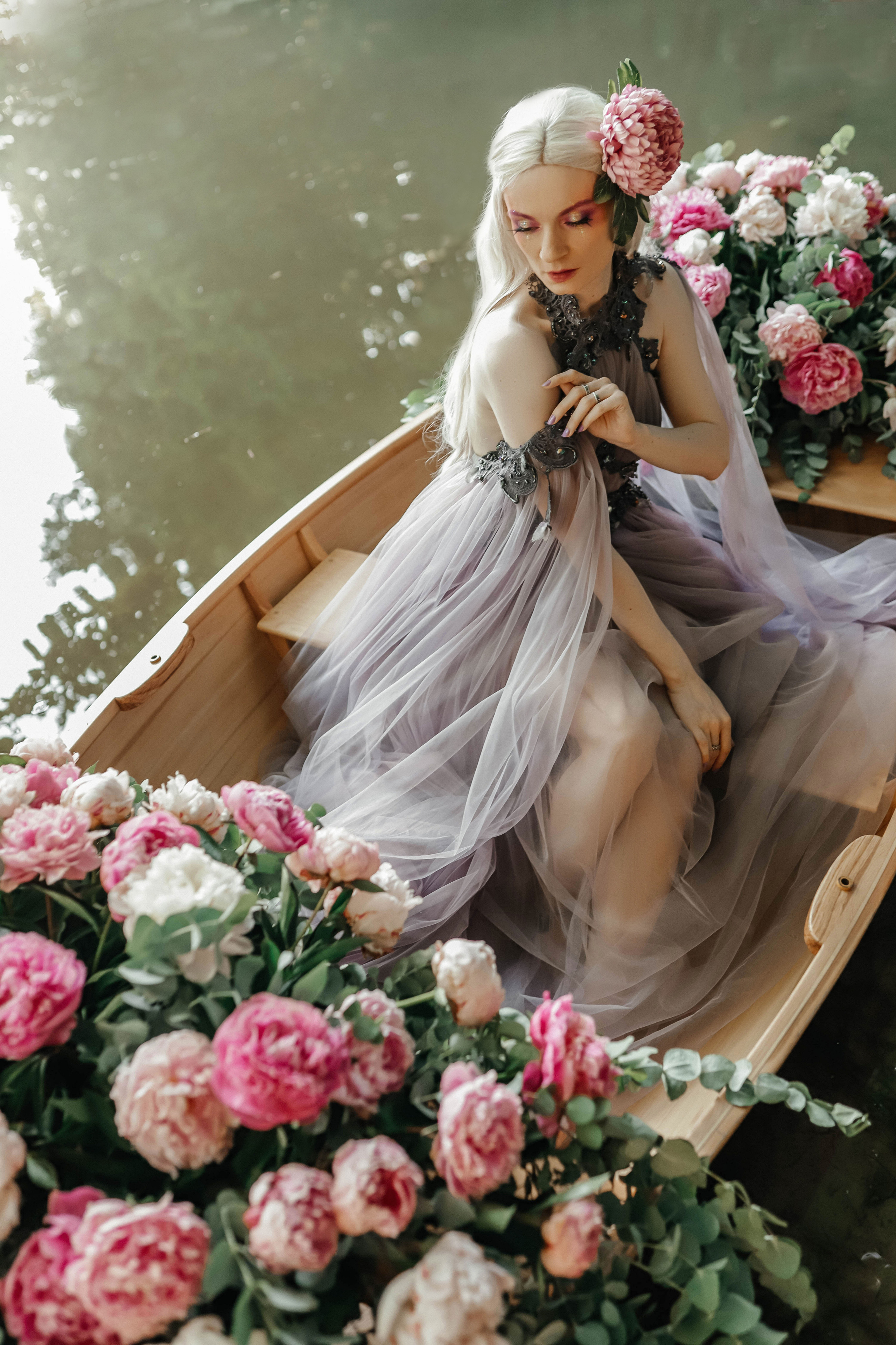 Фотосессия в лодке с цветами в Москве. Свадебный и семейный фотограф в Москве