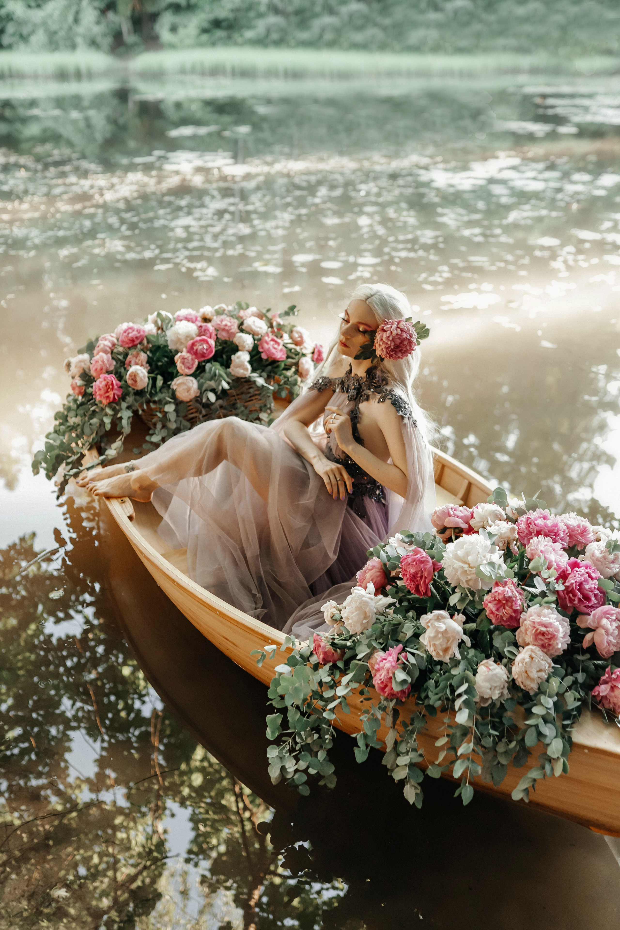 Фотосессия в лодке с цветами в Москве. Свадебный и семейный фотограф в Москве