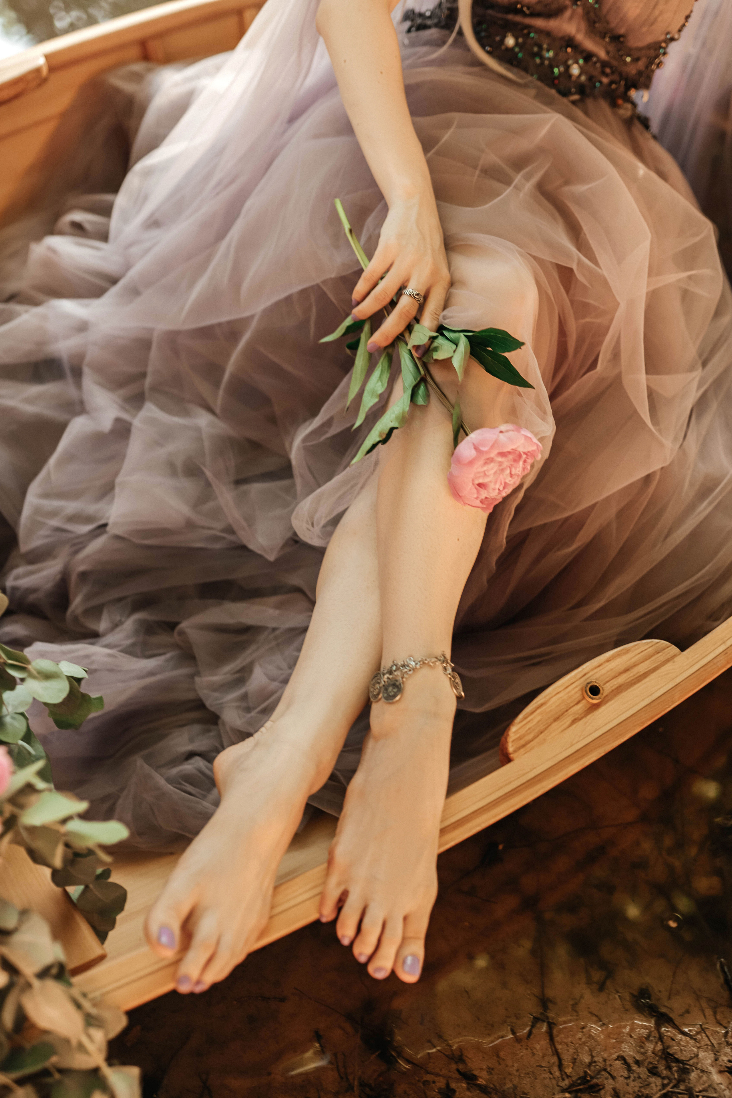 Фотосессия в лодке с цветами в Москве. Свадебный и семейный фотограф в Москве