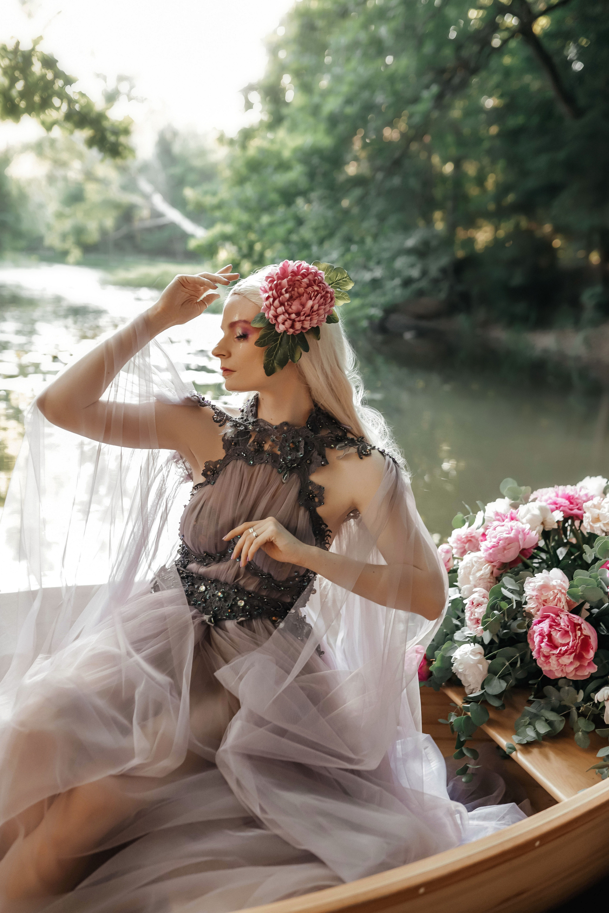 Фотосессия в лодке с цветами в Москве. Свадебный и семейный фотограф в Москве