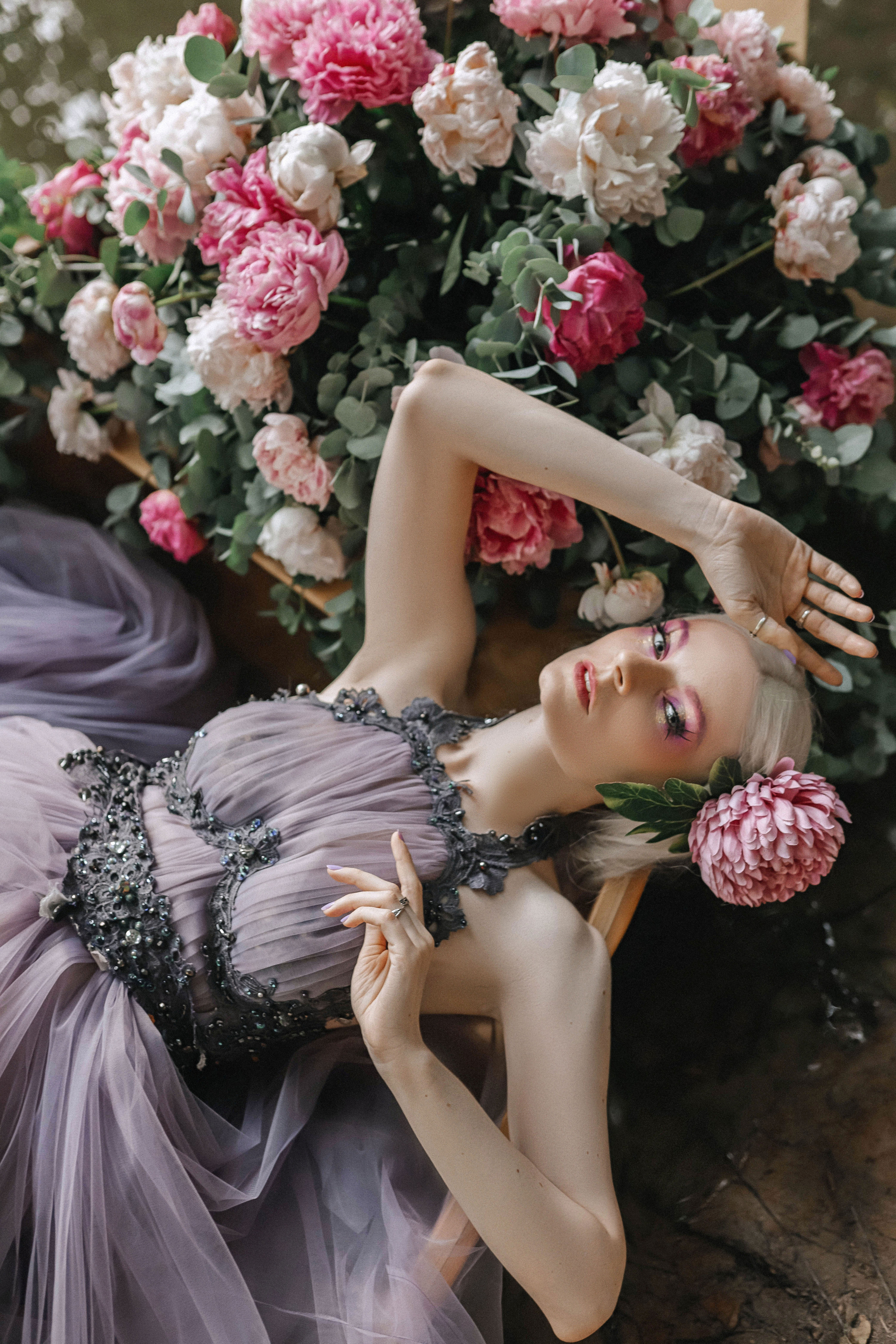 Фотосессия в лодке с цветами в Москве. Свадебный и семейный фотограф в Москве