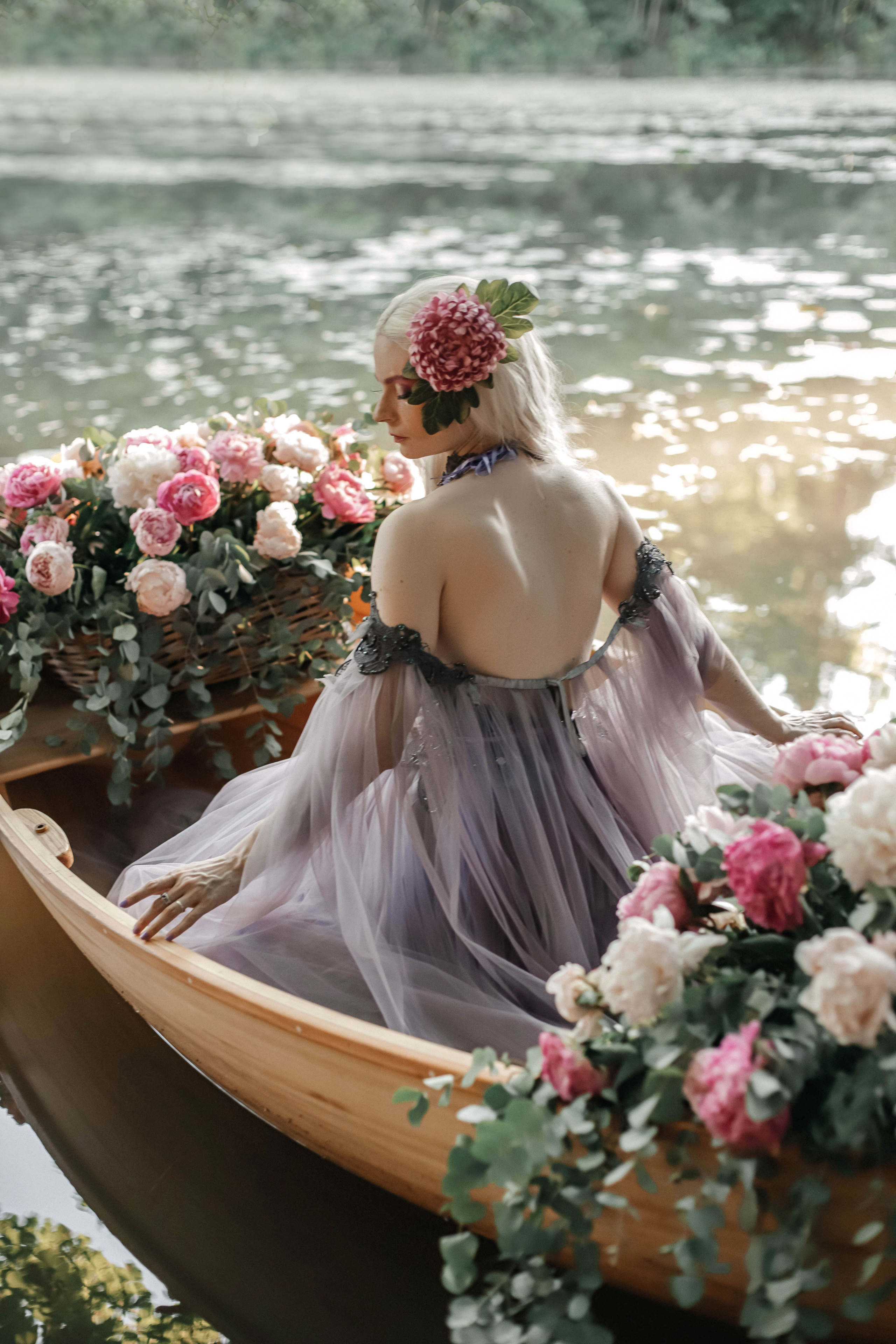 Фотосессия в лодке с цветами в Москве. Свадебный и семейный фотограф в Москве