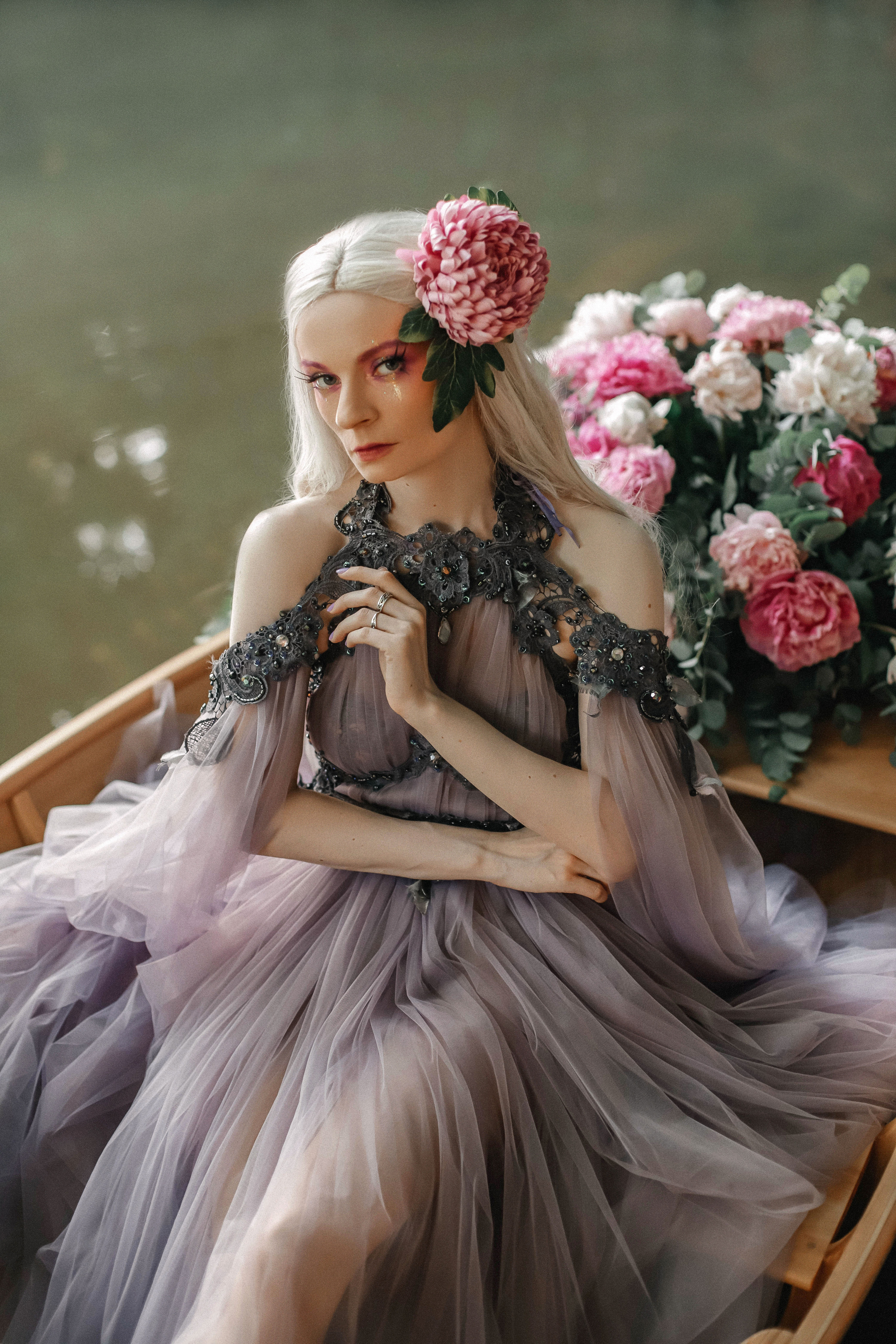 Фотосессия в лодке с цветами в Москве. Свадебный и семейный фотограф в Москве