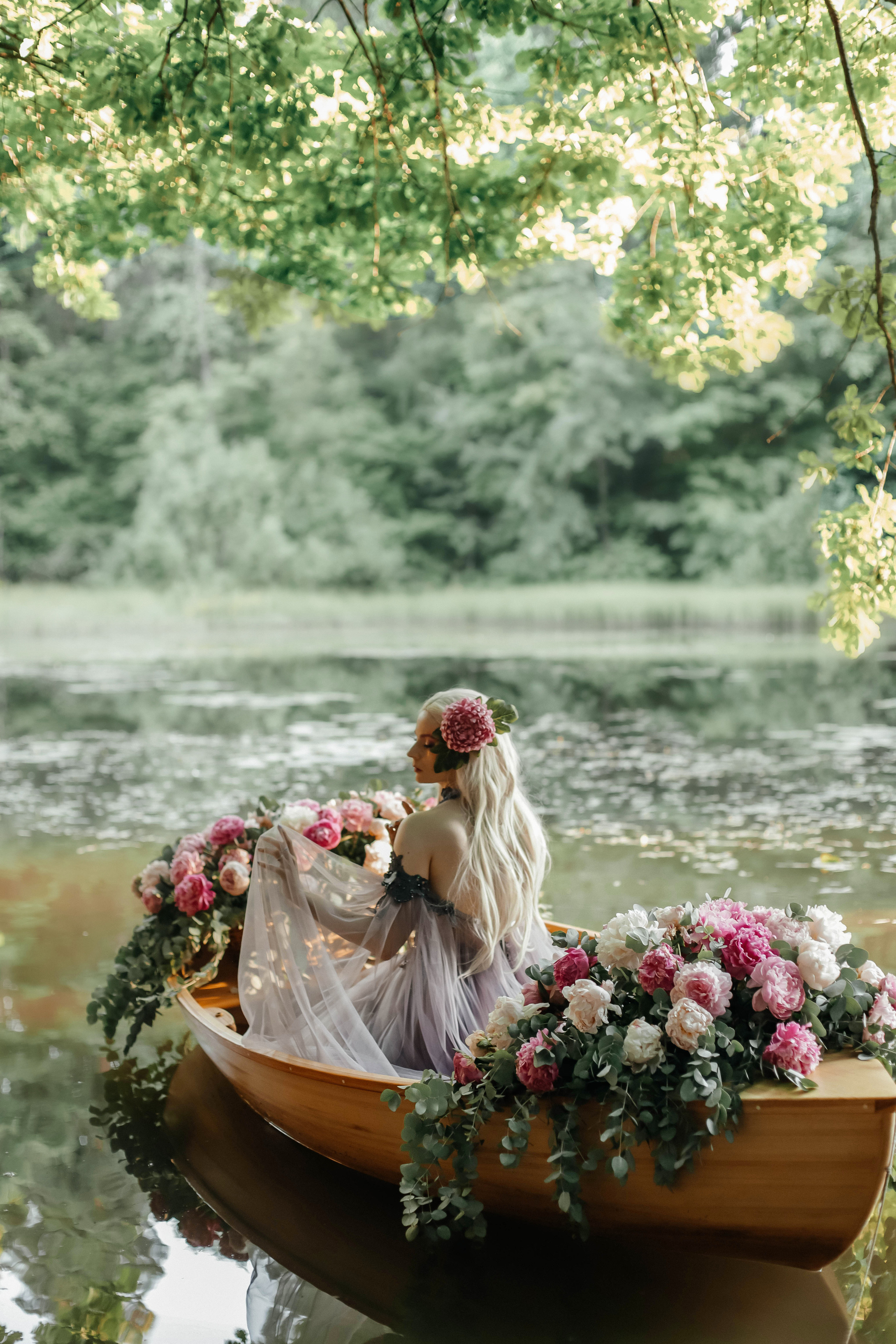 Фотосессия в лодке с цветами в Москве. Свадебный и семейный фотограф в Москве