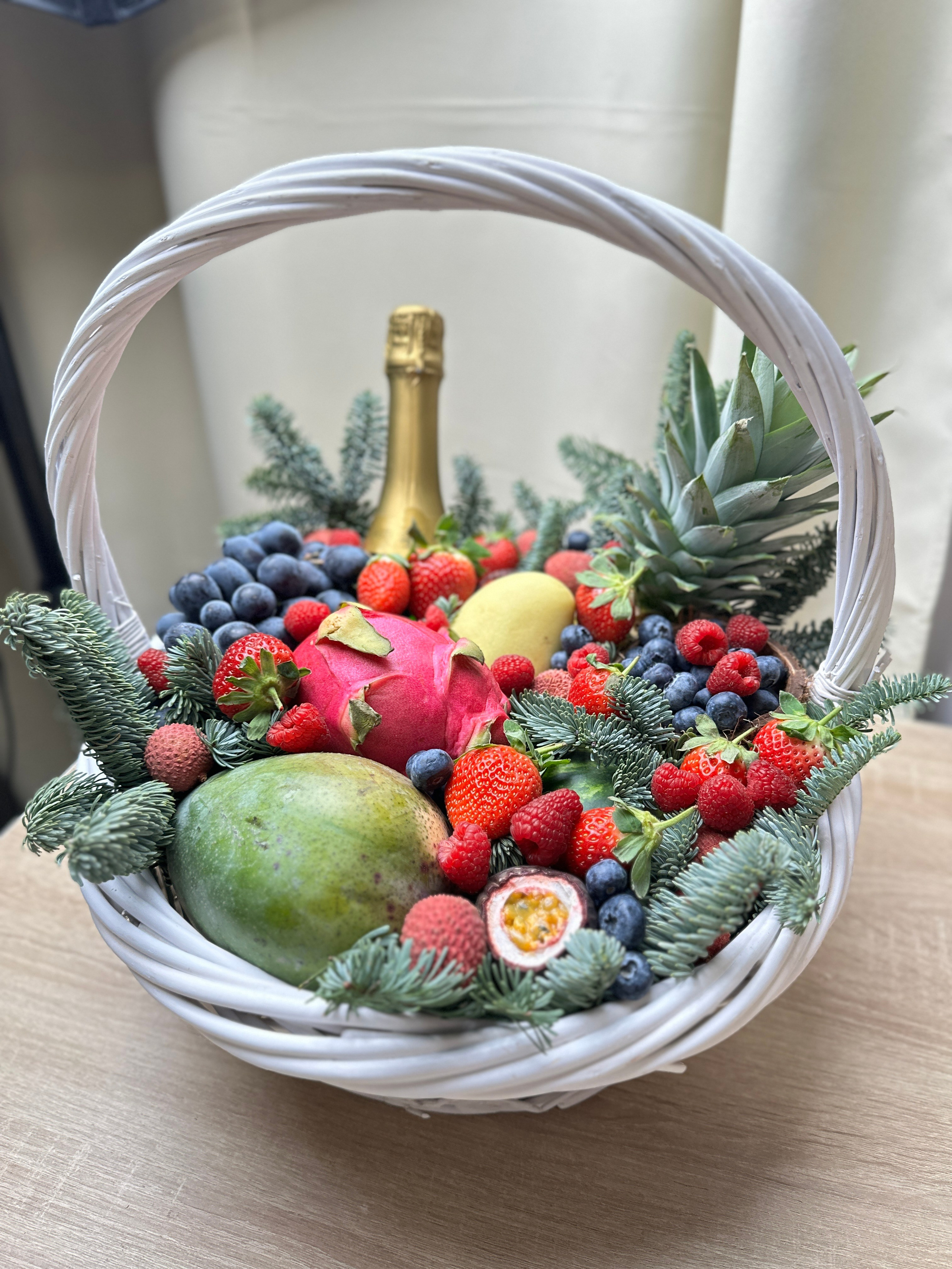 Корзины. Выездной кейтеринг, съедобные букеты, торты и сладости на заказ