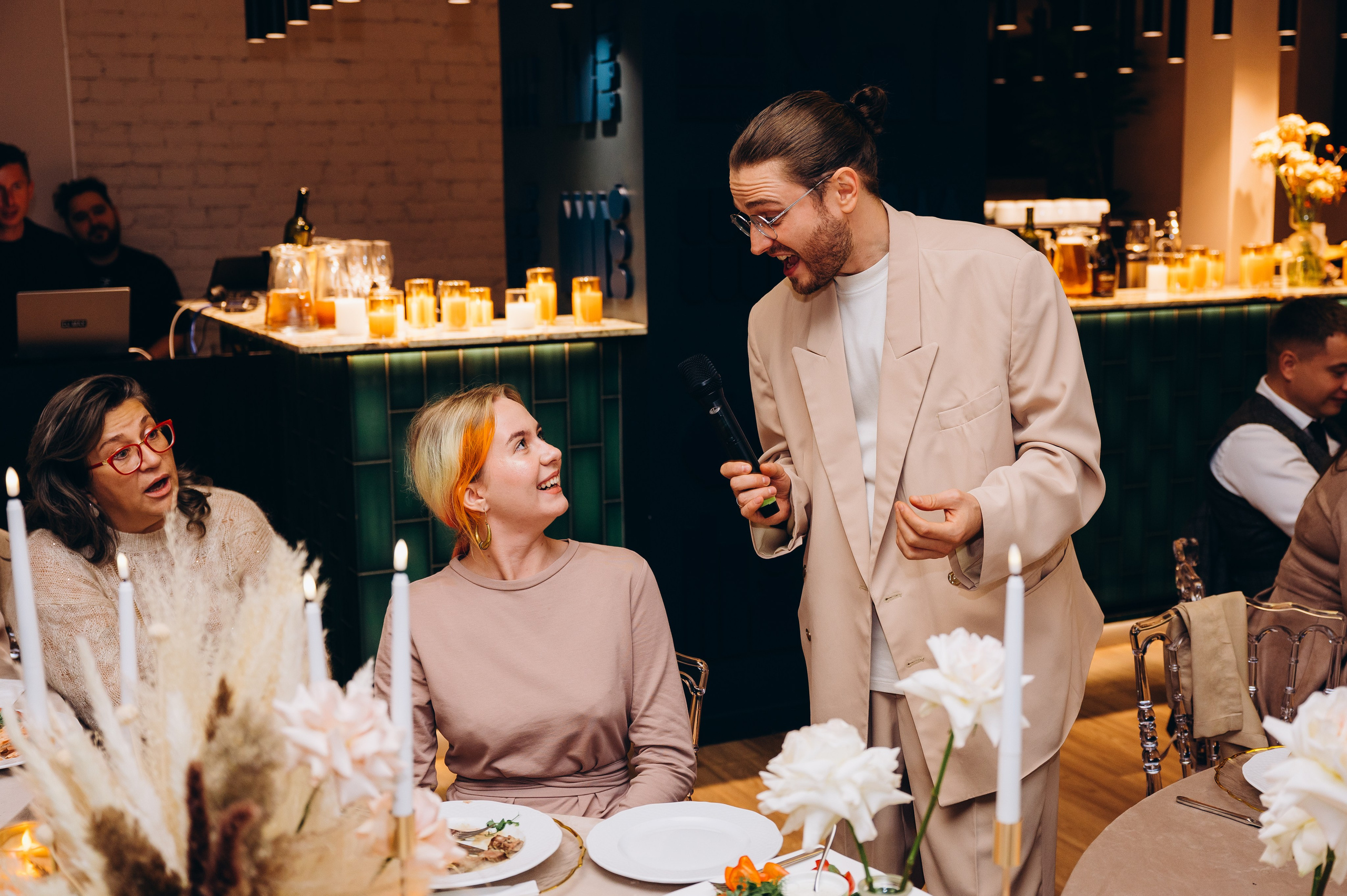 Веселые гости танцуют на свадебном банкете — репортажная съемка свадебных мероприятий в Москве с живыми эмоциями.