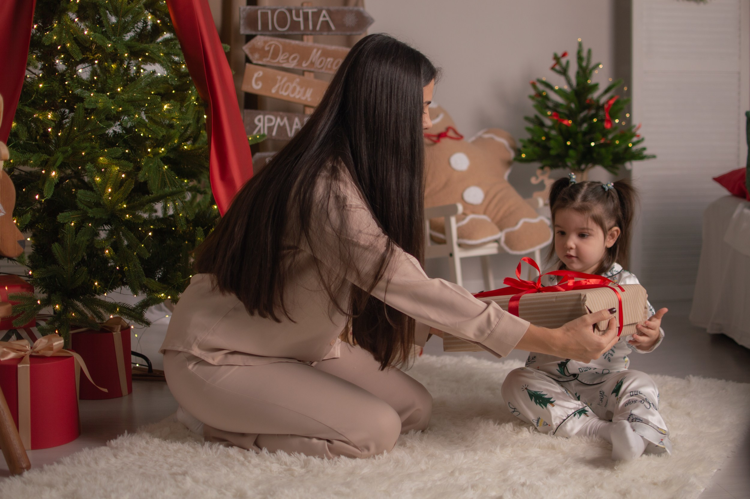 Новогодняя студийная детская фотосессия мама и дочь — праздничные и теплые семейные кадры