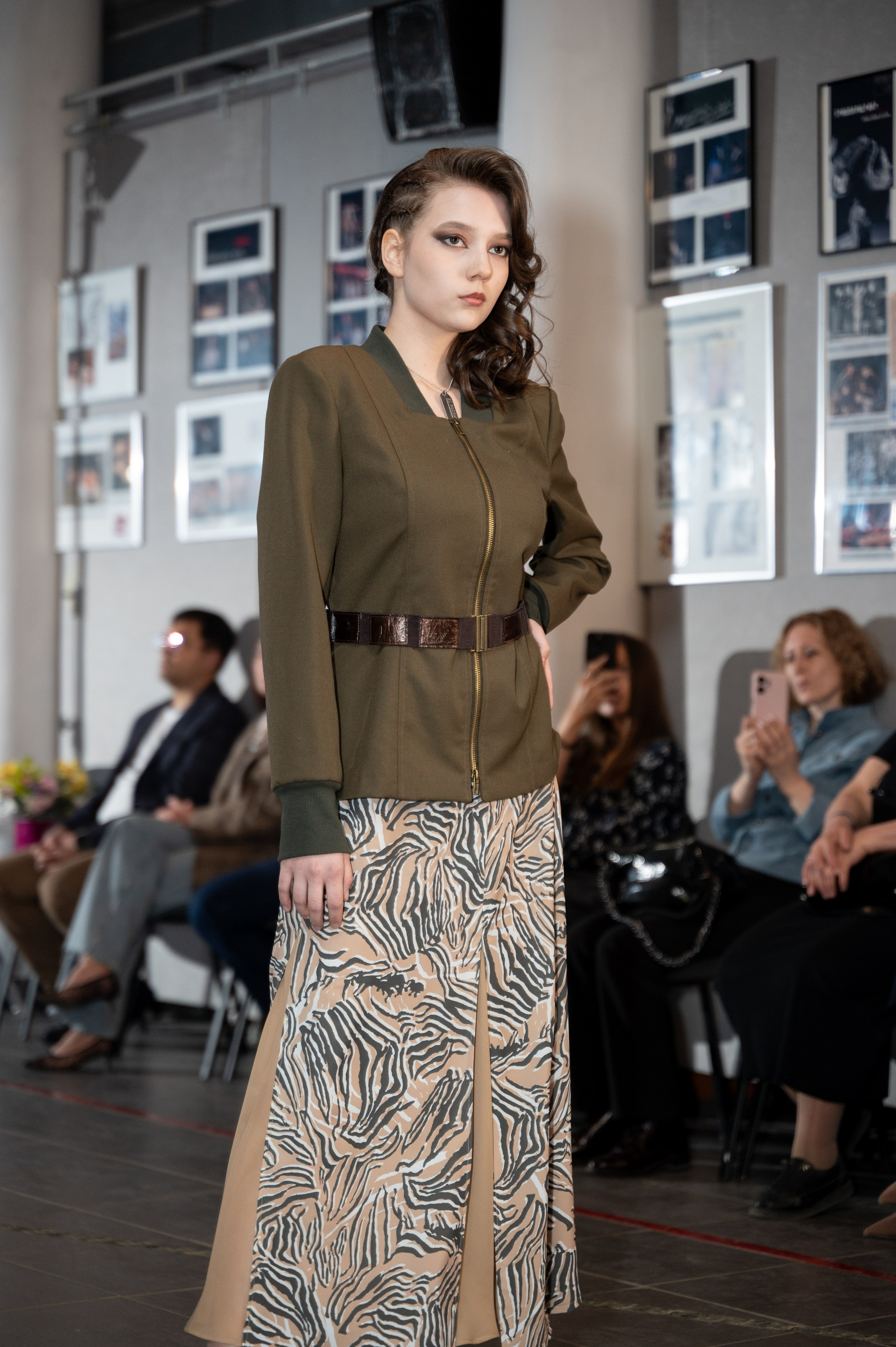 Закрытый показ милитари «Своя трансформация» дизайнера Юлии Бойченко | 24.04.2025. Фотограф в Омске Елизавета Кириллова