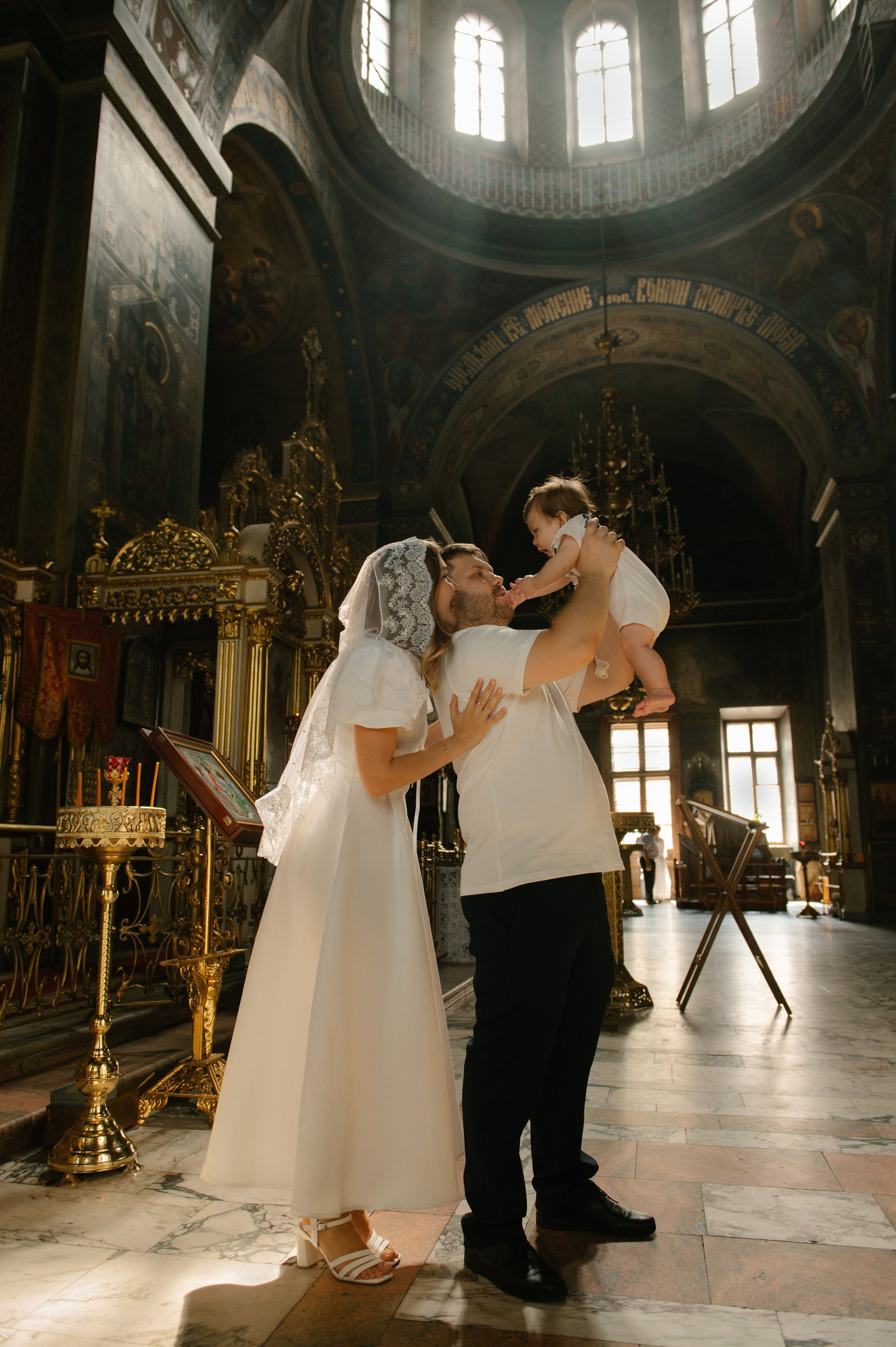 Фотограф на крещение. Фотосессия таинства крещения. Храм Воскресения Словущего в Даниловской Слободе. Семейный и свадебный фотограф в Москве Татьяна Николаева