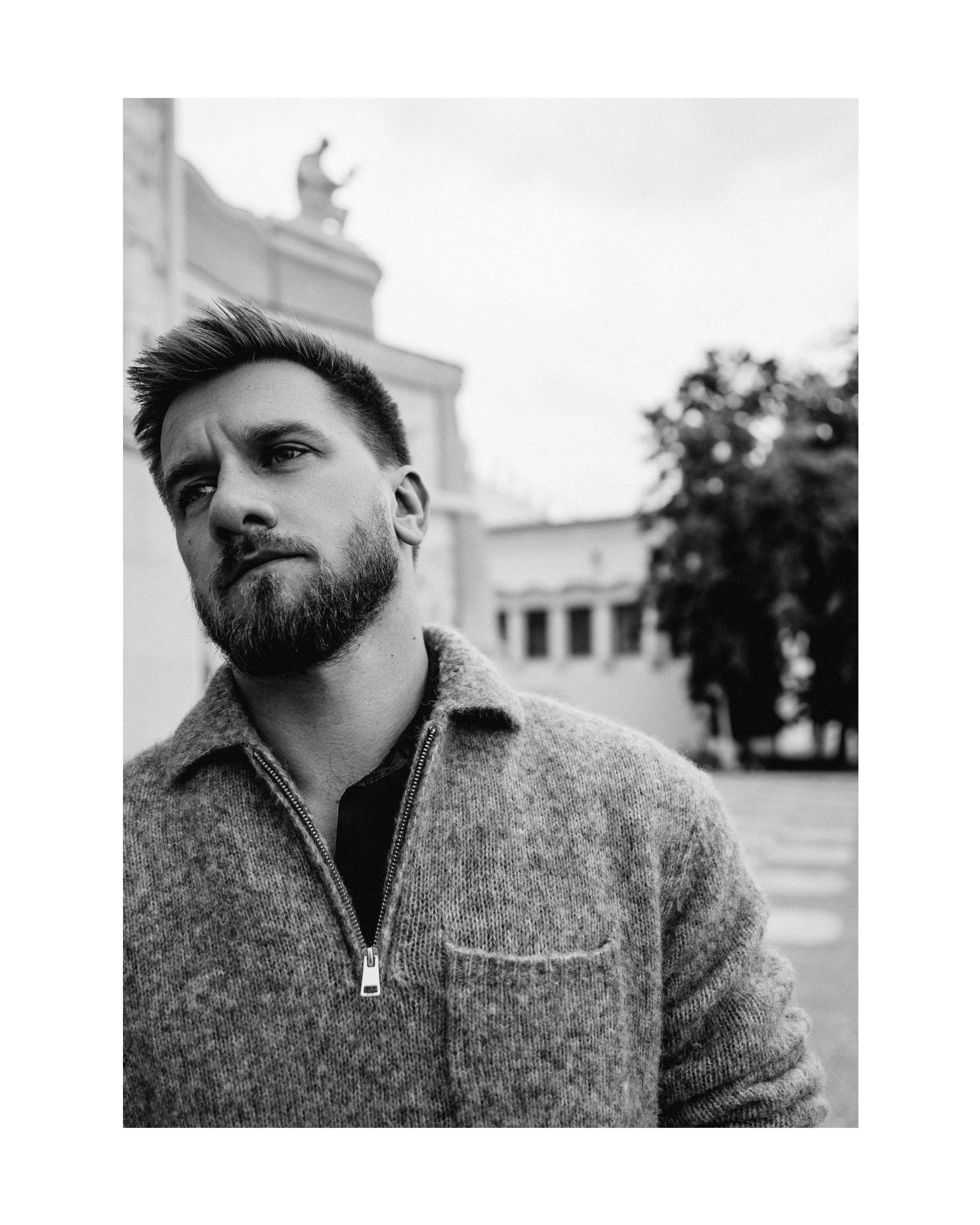 чб фото мужчины на фоне скульптур