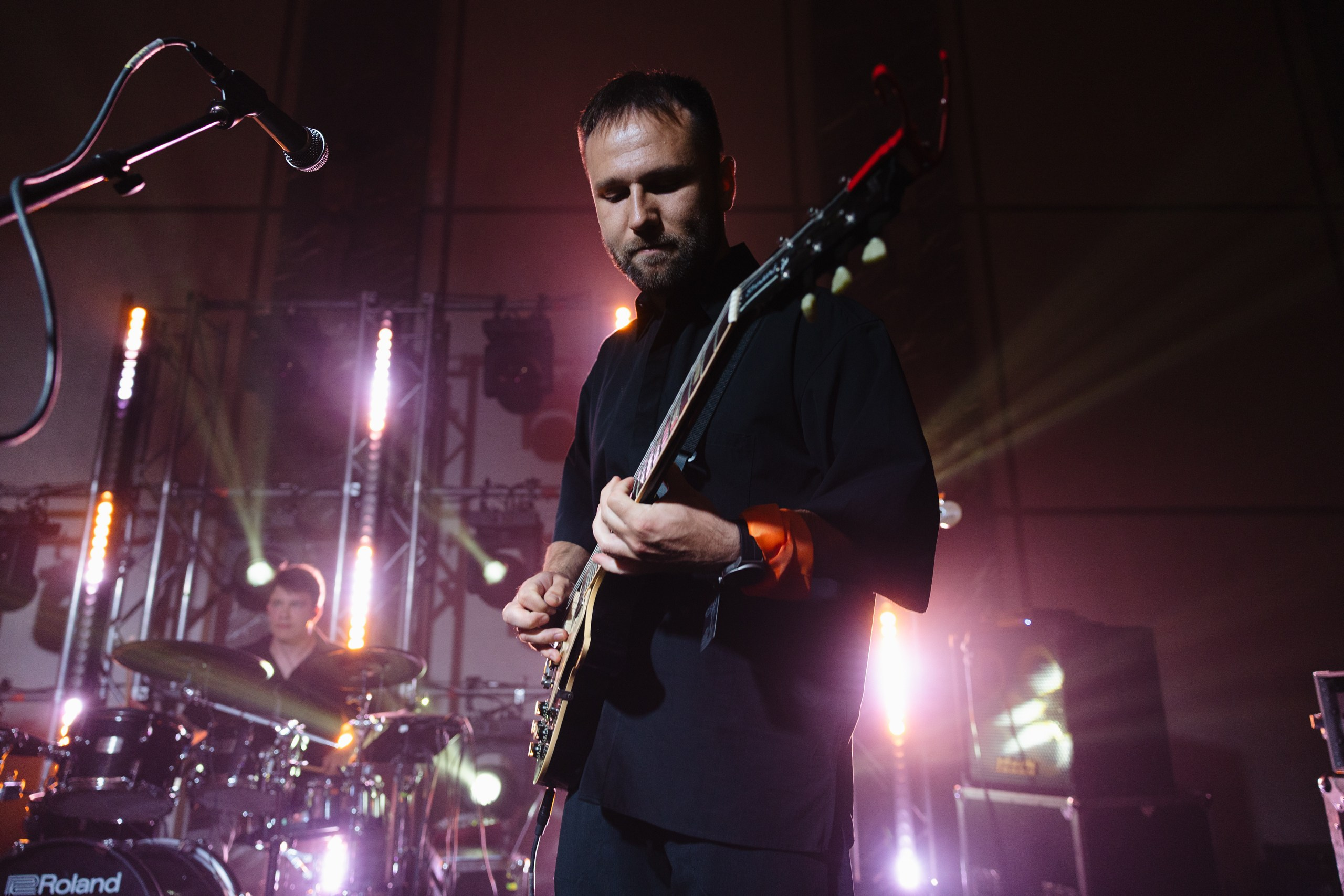 Здравствуйте! Я свадебный фотограф из Ульяновска, работаю в том числе по всей России и с выездом за границу. Снимаю свадьбы, lovestory, корпоративы, светский репортаж. Провожу обучение по фотографии, мастер-классы и воркшопы для других фотографов.