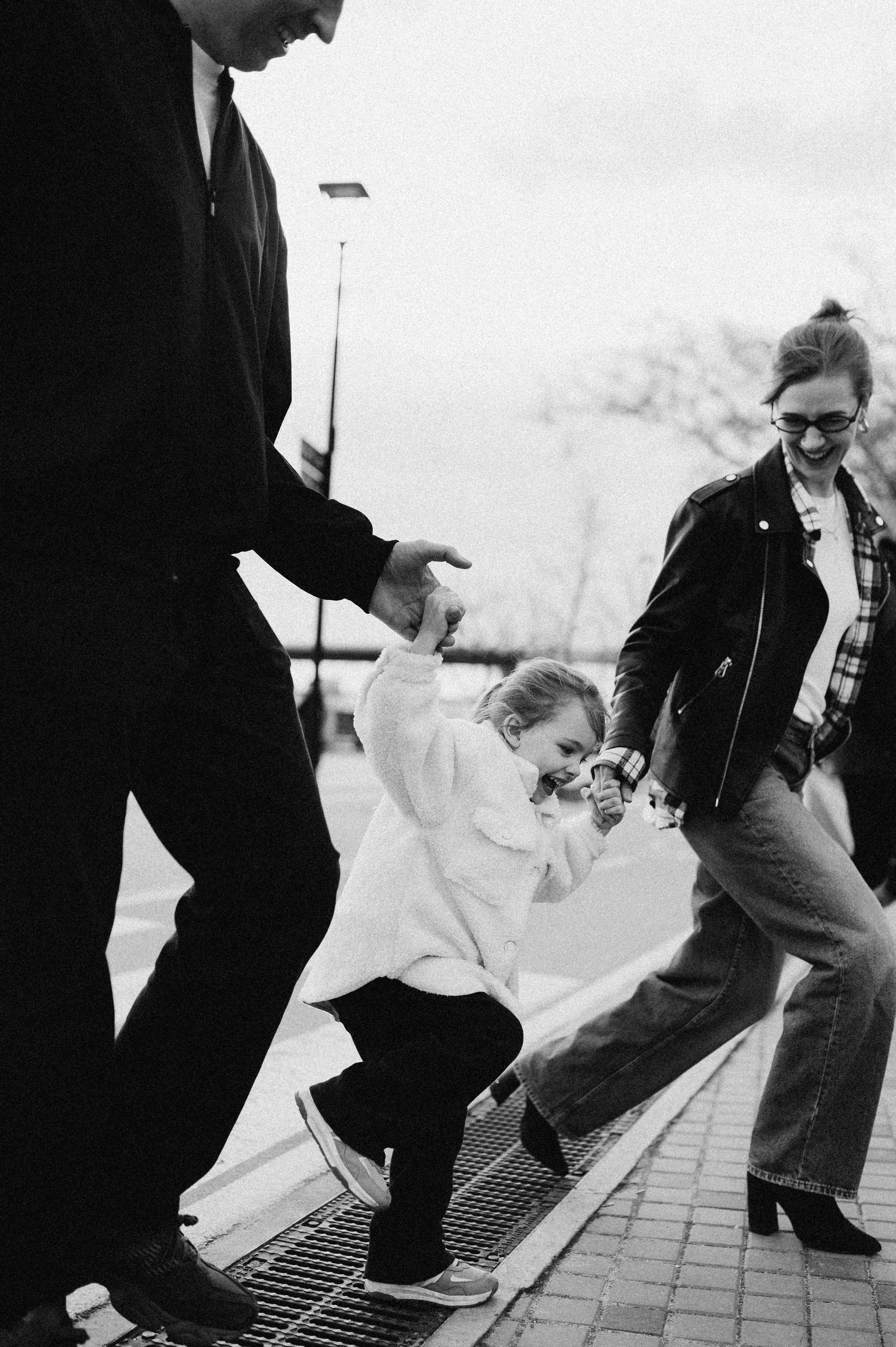 ВЕСЕННЯ ПРОГУЛКА НА НАБЕРЕЖНОЙ. Семейный фотограф в Новосибирске Женя Индрикова