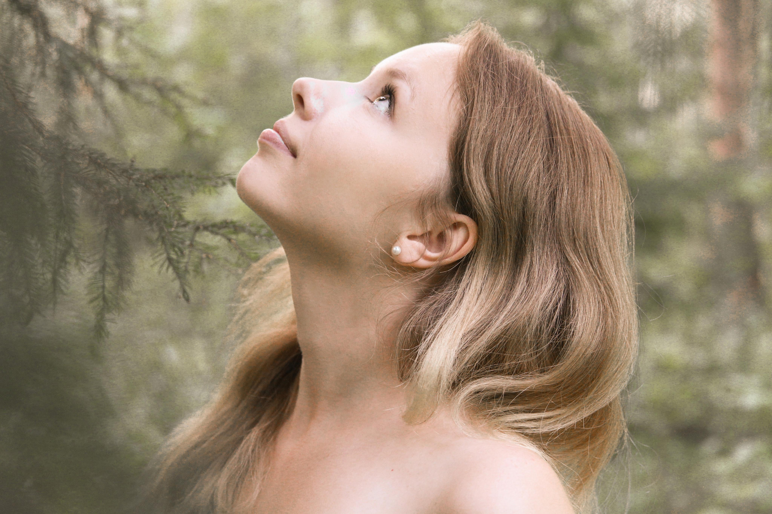 Маша в лесу босиком. Фотограф Пермь. Фотосессия в фотостудии Перми и на свежем воздухе