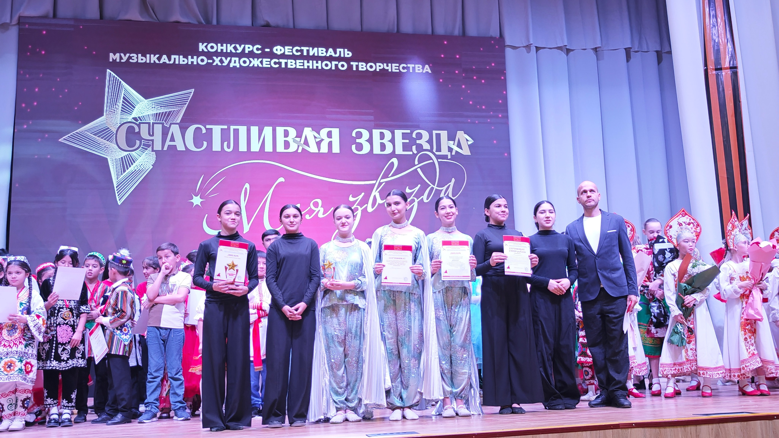 1 ноября 2025 г, г. Бохтар, Таджикистан. Золотое яблочко