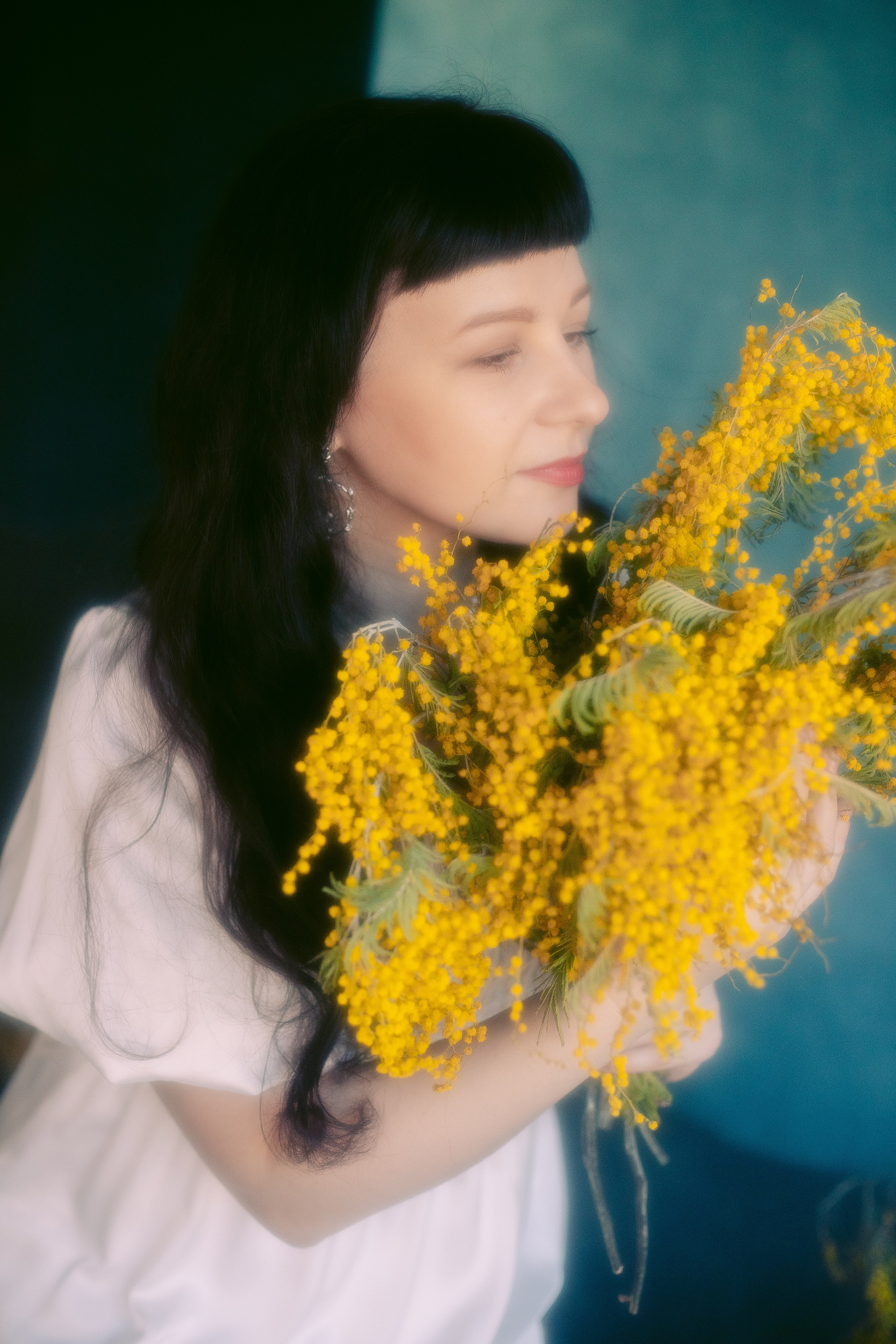 Семейная фотосессия мамы и дочки с мимозой в фотостудии. Фотограф в Санкт-Петербурге, Анна Скворцова