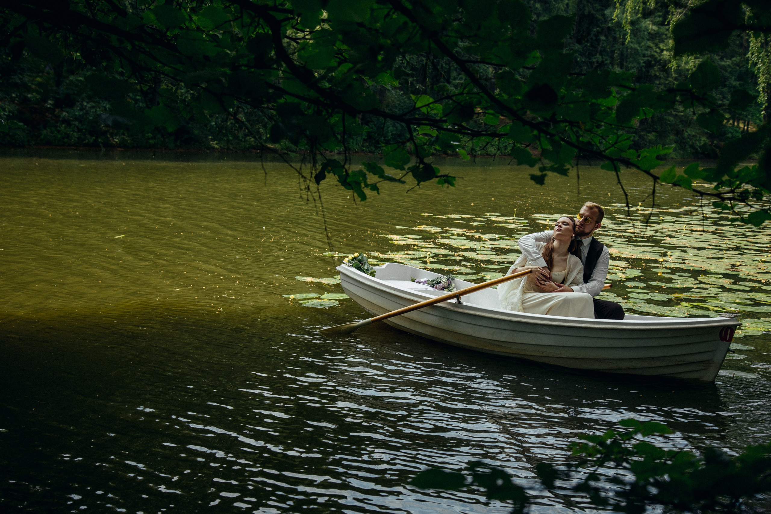 Влюбленная пара в лодке