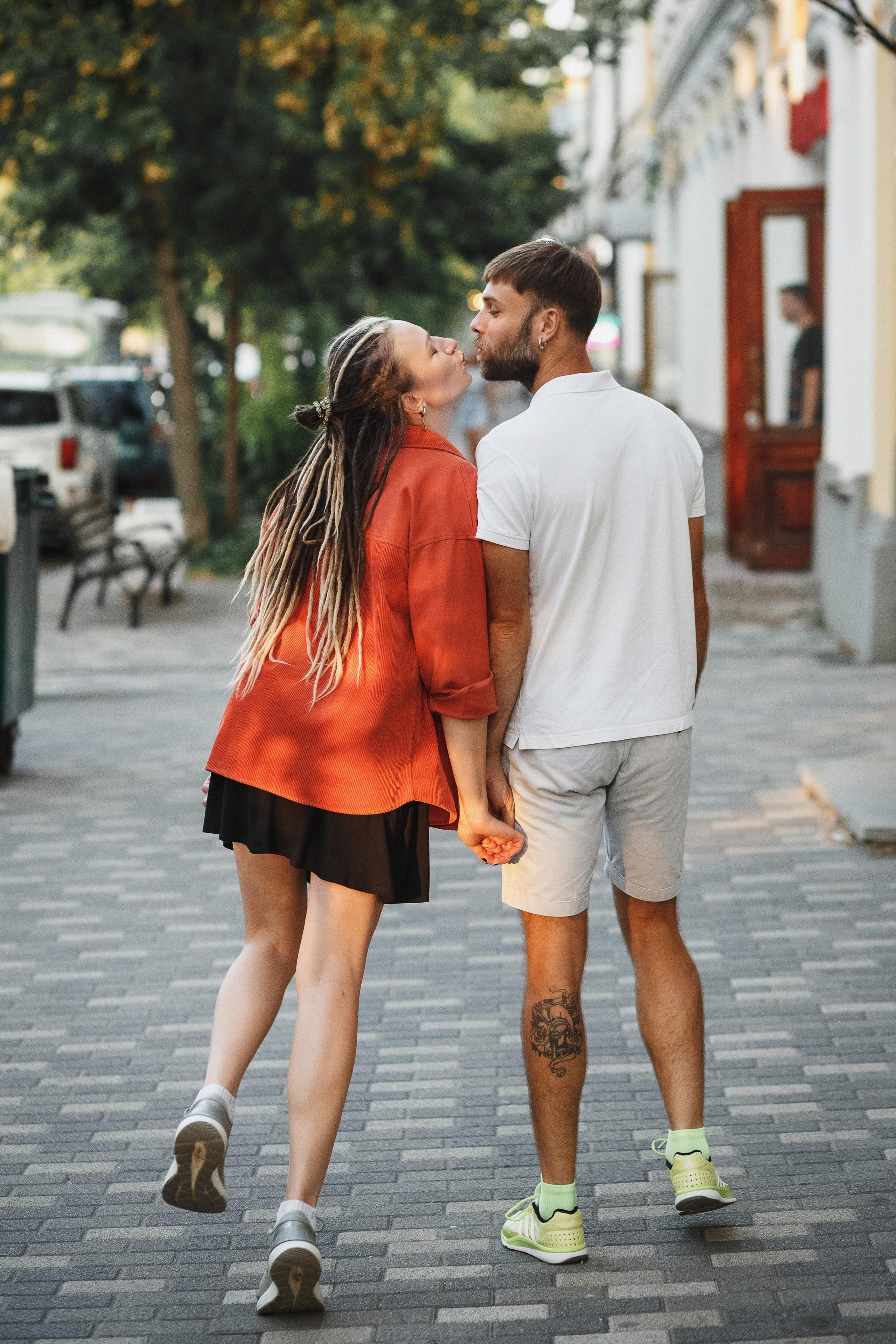 Фотосессия на Октябрьской площади Таганрога: История любви Глеба и Ани в центре города. Свадебный и семейный фотограф в Таганроге Бакарюк Антон