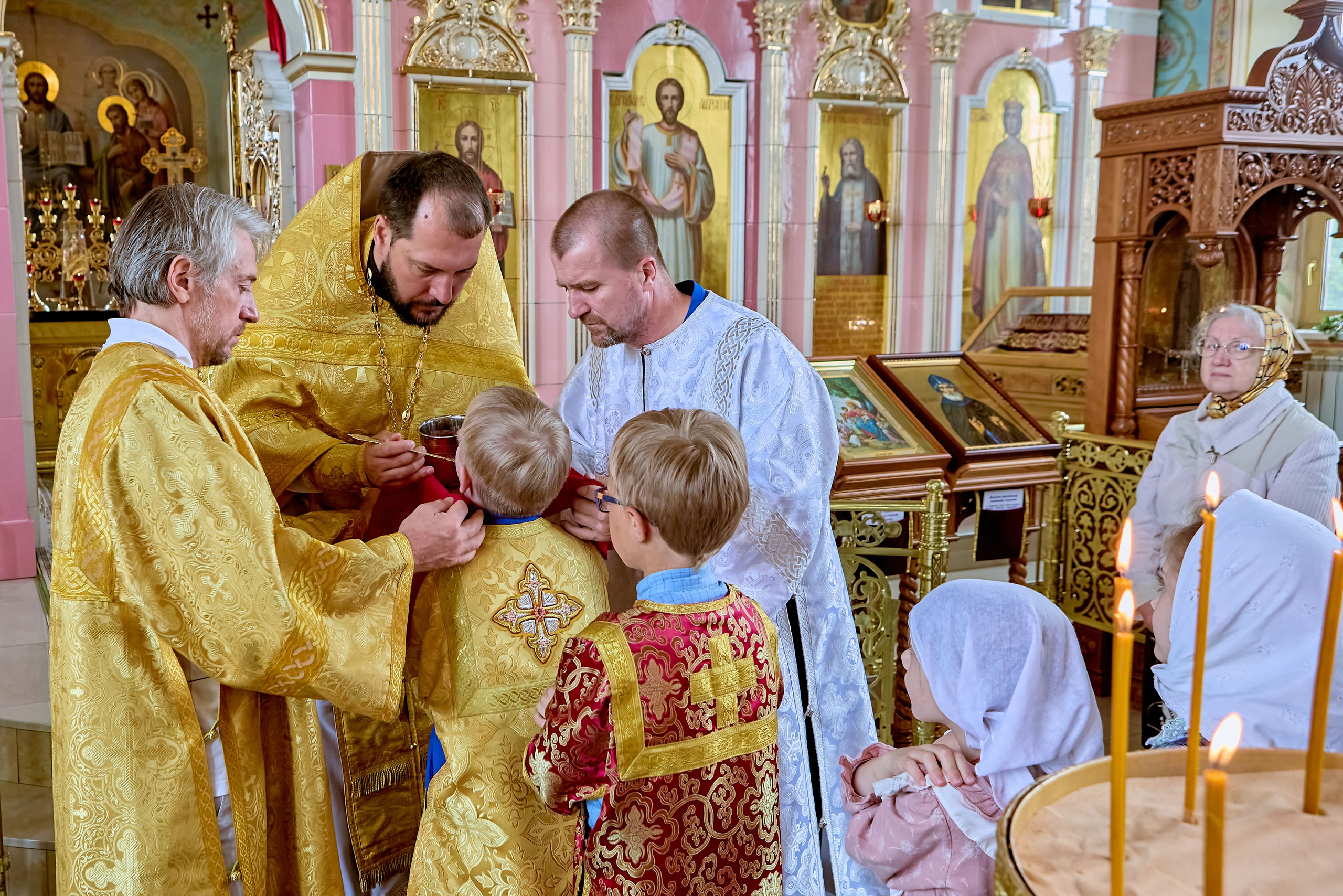Торжественные мгновения Божественной Литургии, наполненные светом и молитвой, в объективе фотографа из Дзержинска Николая Голованова.