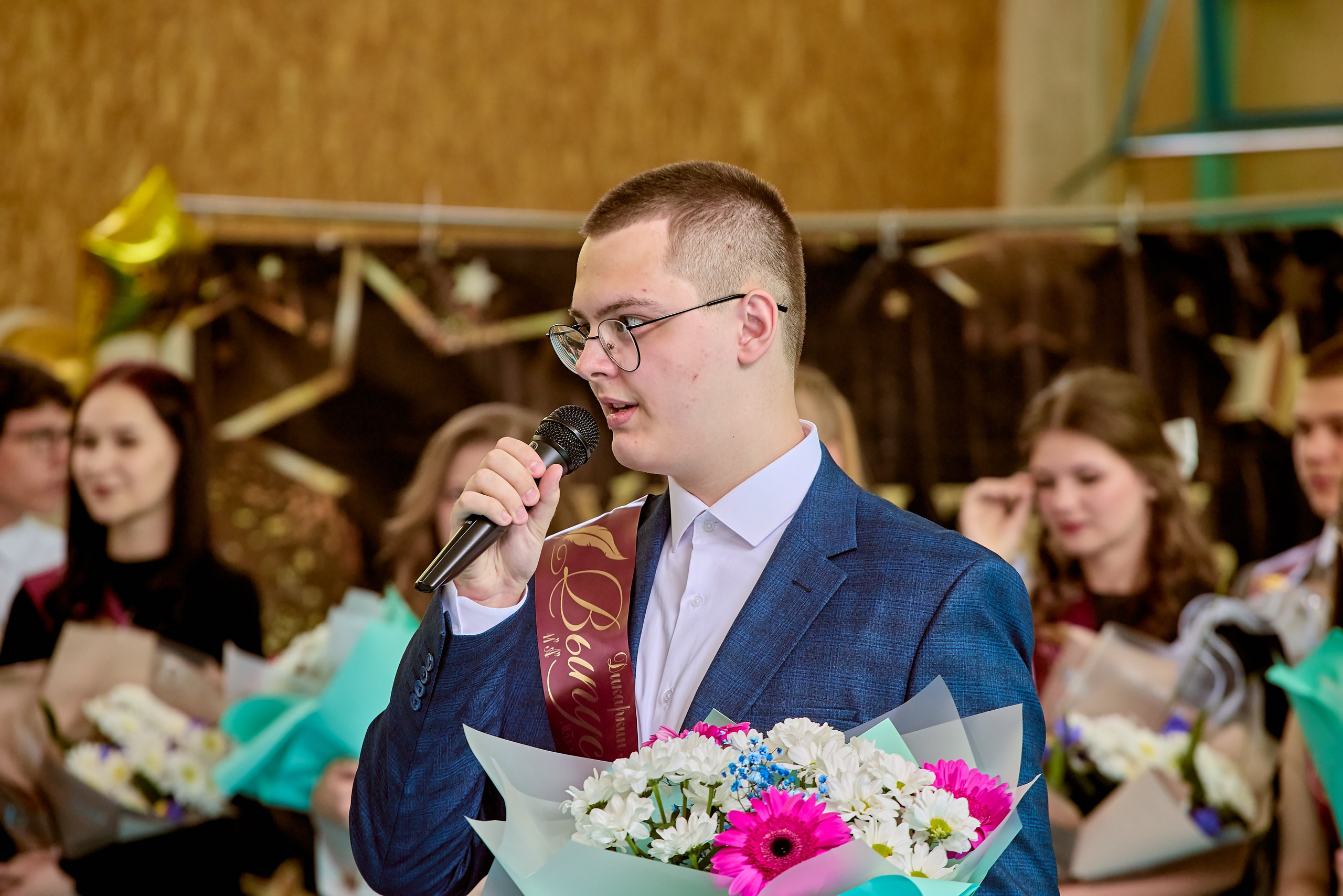 Светлая надежда и вера в глазах выпускников, кадр Николая Голованова, г. Дзержинск.