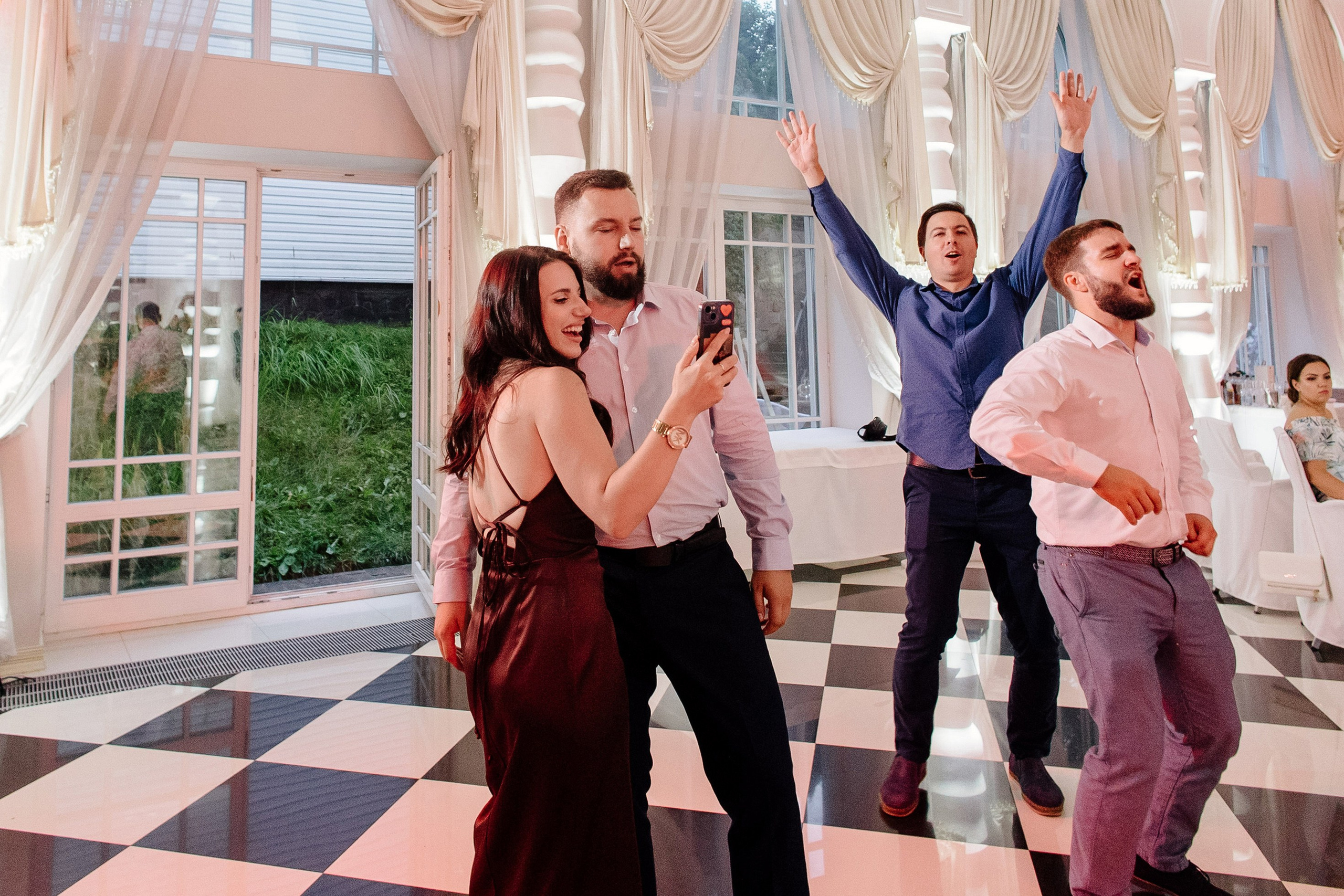 Свадебное утро в Hyatt Regency Хаятт Редженси, свадебная прогулка на Арме и банкет в О’Шалей. Свадебный и семейный фотограф Екатерина Иванова