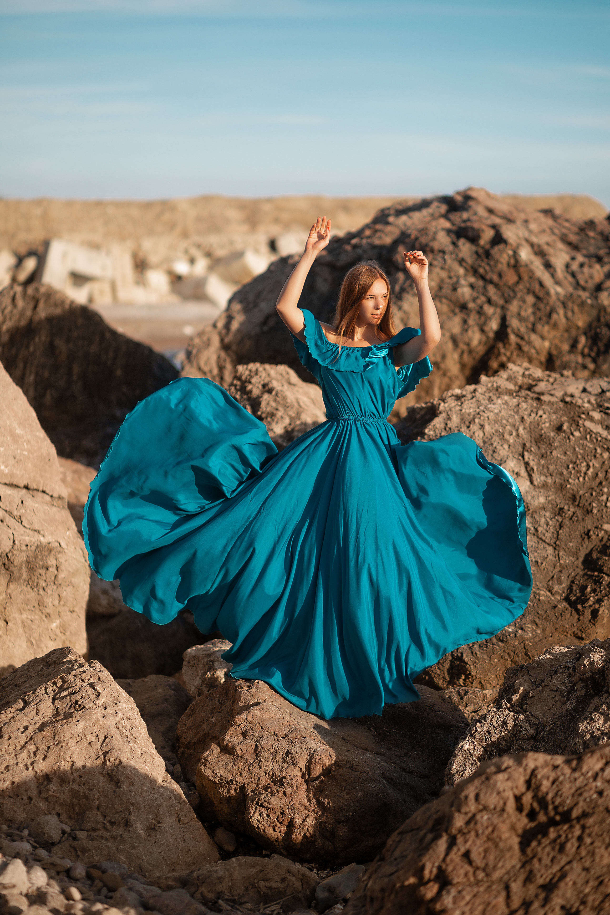 Синее платье (размер до 50). Фотосессия с лошадьми в Нижнем Новгороде