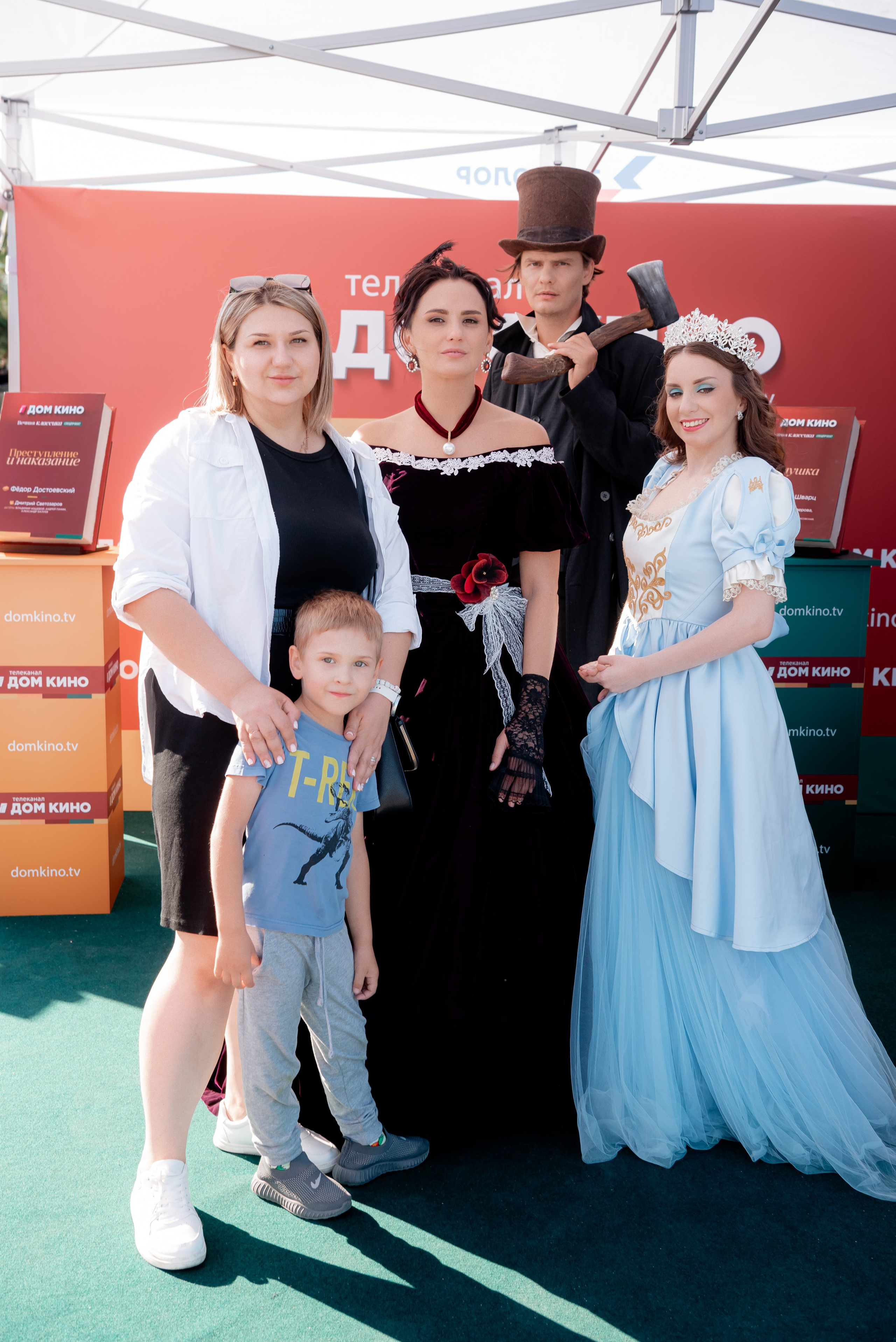 Портретные фото с артистами в палатке Триколор Дом Кинов на день города Волгоград. Фотограф в Волгограде и Волжском Александр Горбань