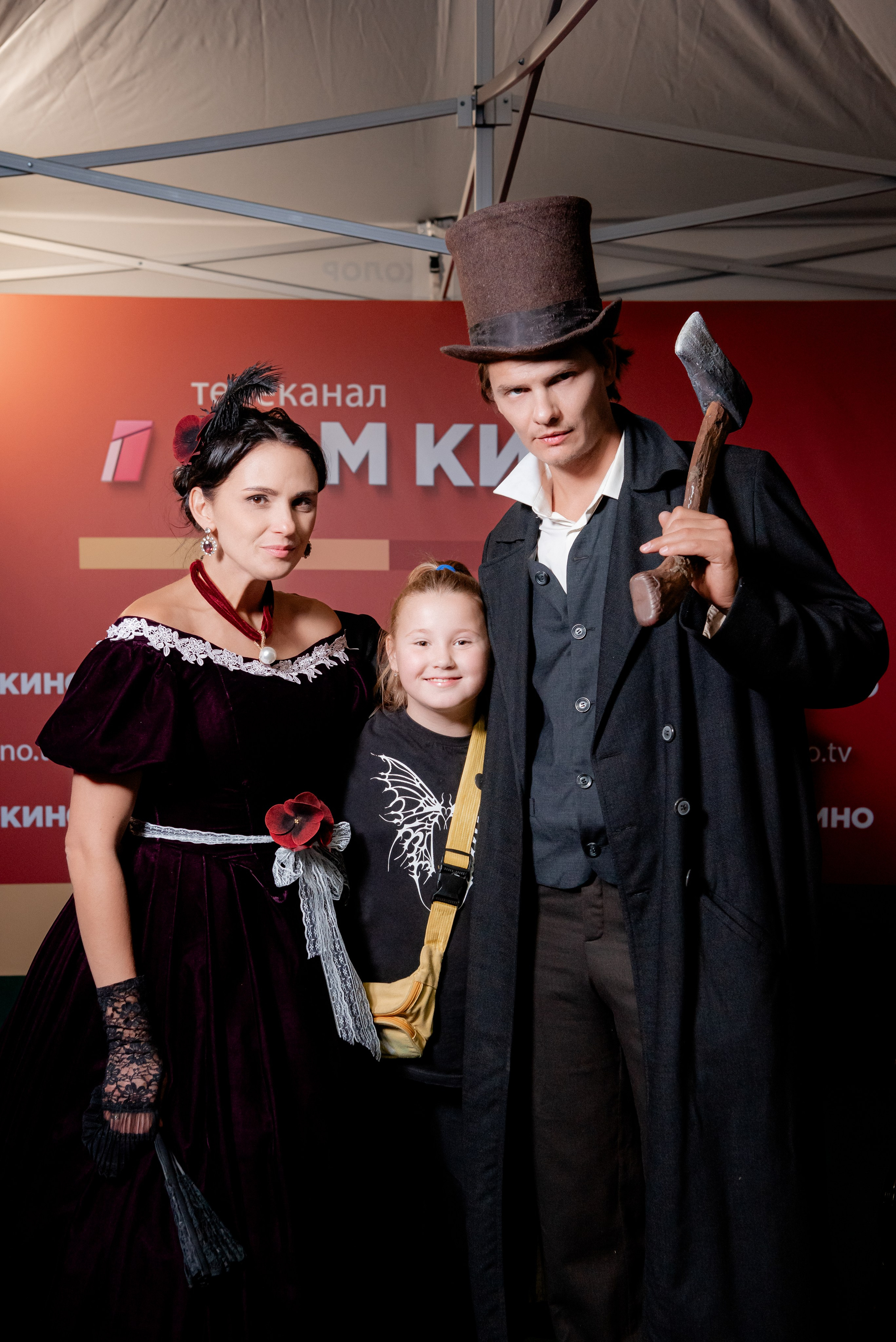 Портретные фото с артистами в палатке Триколор Дом Кинов на день города Волгоград. Фотограф в Волгограде и Волжском Александр Горбань