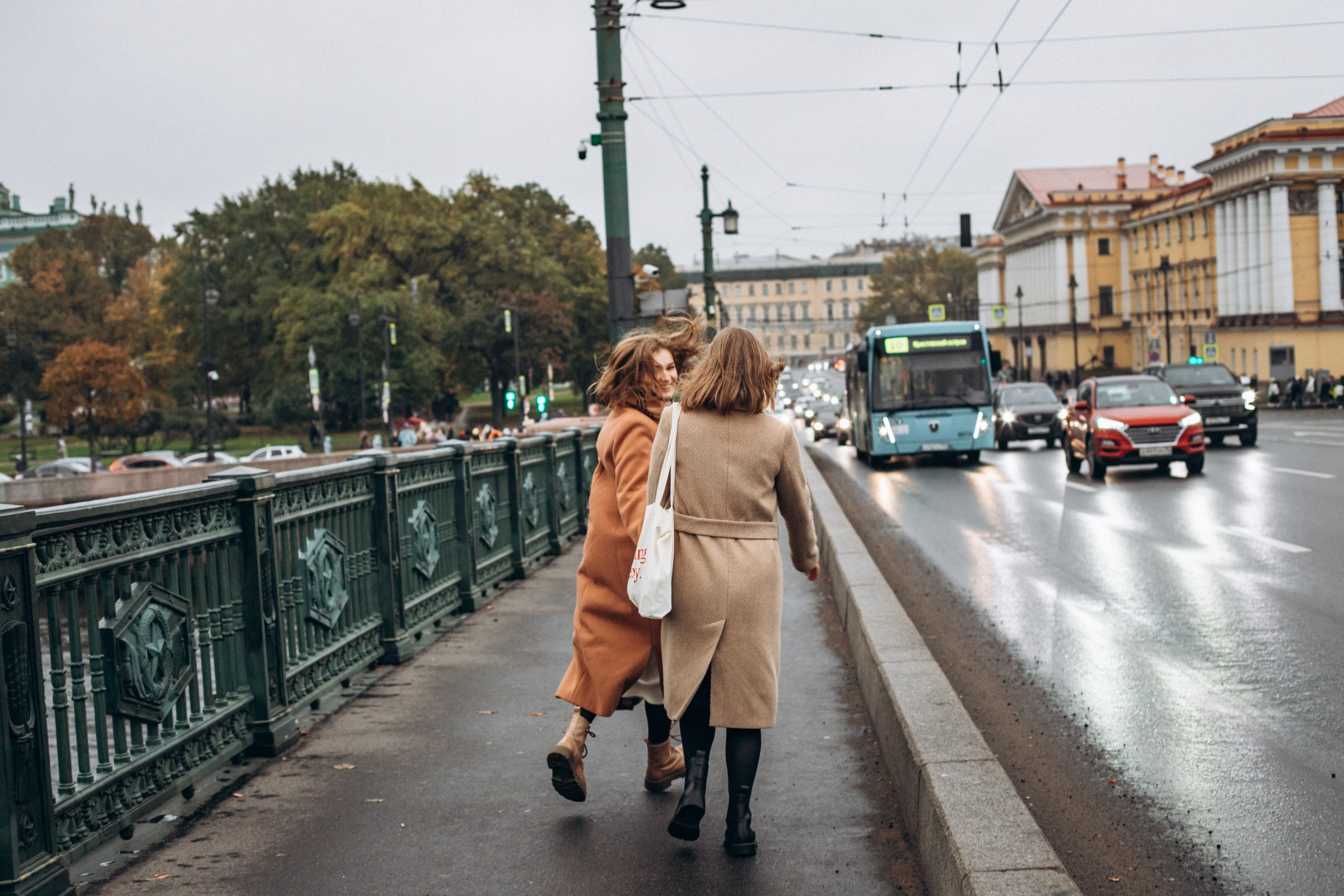 Сестры Саша и Полина в октябре. Фотопрогулка в Петербурге. Индивидуальный и семейный фотограф в Санкт-Петербурге