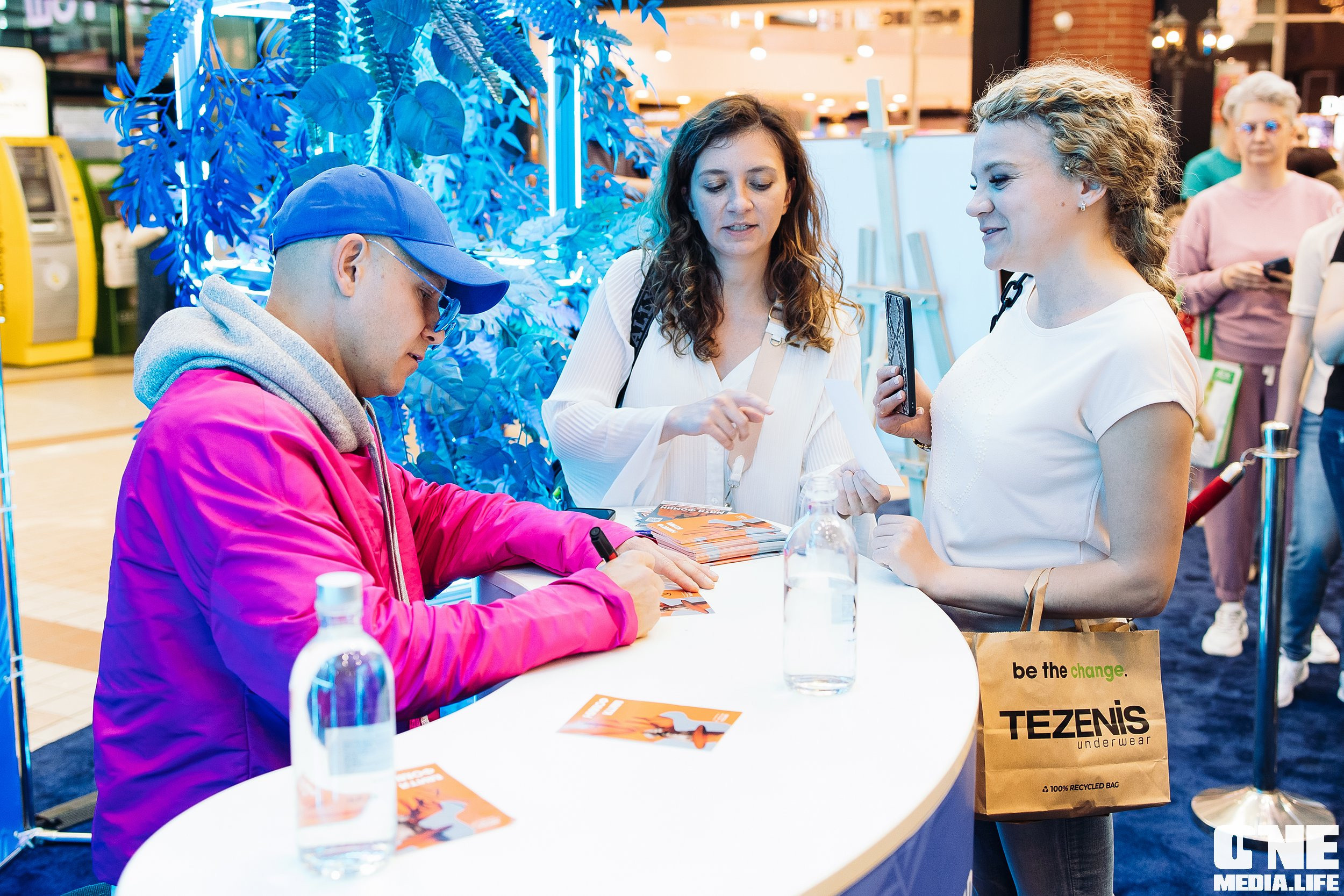 Автограф-сессия с Митей Фоминым. One Media Life: фоторепортажи, фотоотчеты с мероприятий и заведений