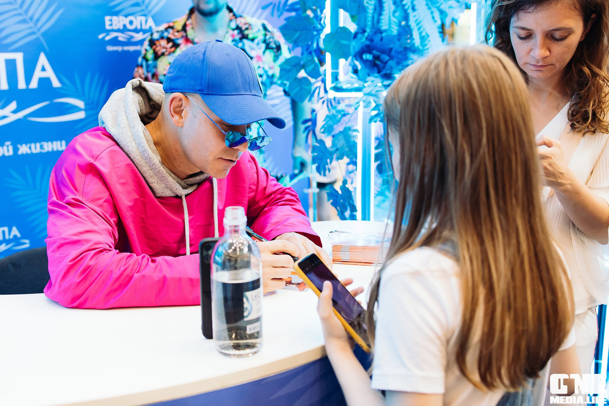 Автограф-сессия с Митей Фоминым. One Media Life: фоторепортажи, фотоотчеты с мероприятий и заведений