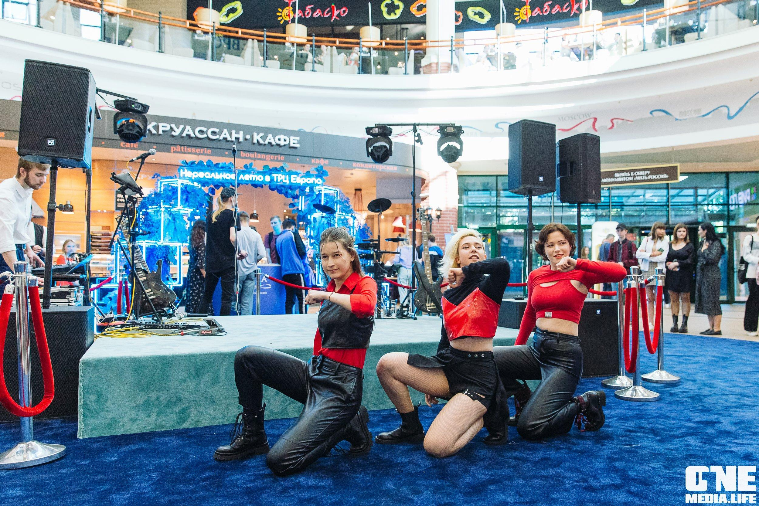 Фотоотчет с «Твой настоящий выпускной» в ТРЦ Европа. One Media Life: фоторепортажи, фотоотчеты с мероприятий и заведений