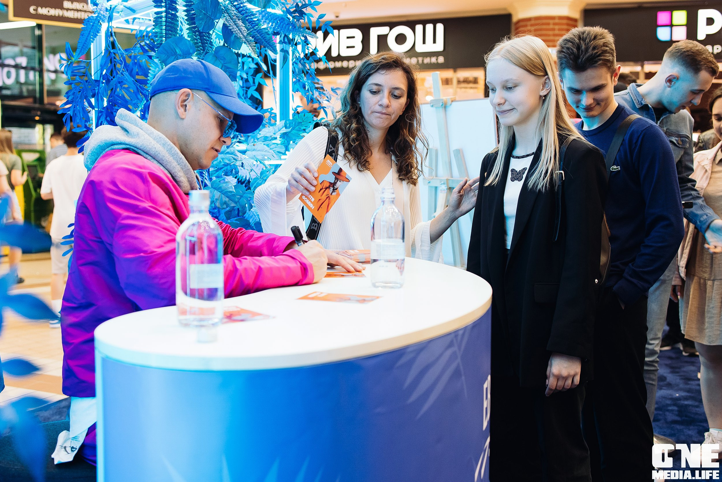 Автограф-сессия с Митей Фоминым. One Media Life: фоторепортажи, фотоотчеты с мероприятий и заведений
